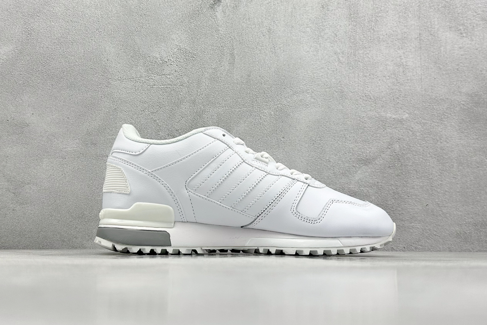 Adidas Originals ZX 700 三叶草经典复古校园系列原标半码  G62110