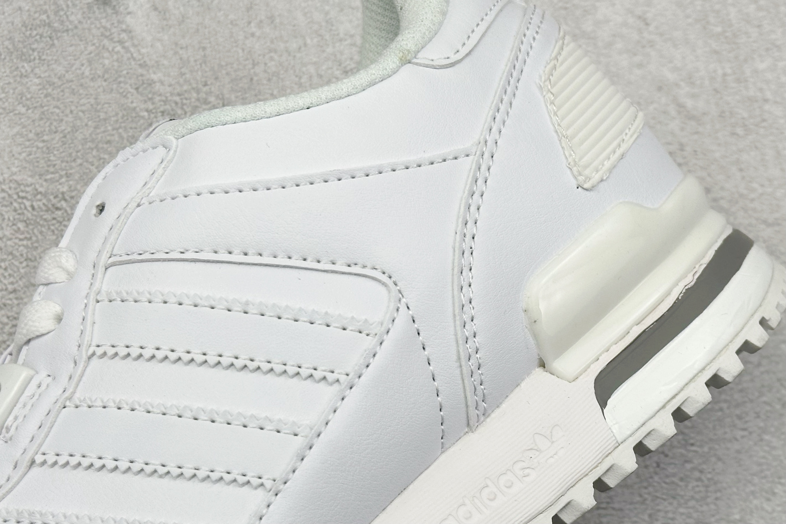 Adidas Originals ZX 700 三叶草经典复古校园系列原标半码  G62110