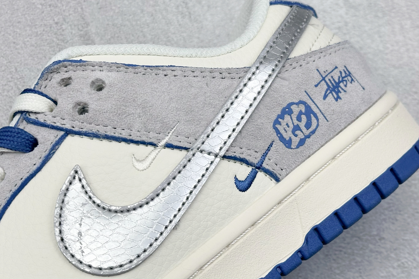 XC版 Nike SB Dunk Low x Stussy 蛇年限定 白灰蓝双鞋带  DM6868-010