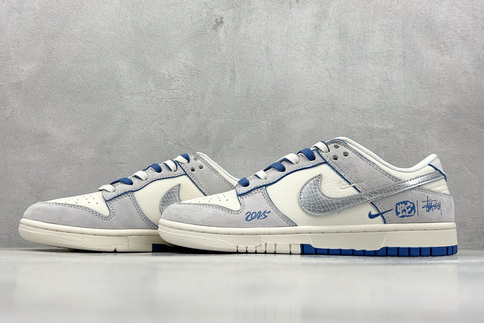 XC版 Nike SB Dunk Low x Stussy 蛇年限定 白灰蓝双鞋带  DM6868-010