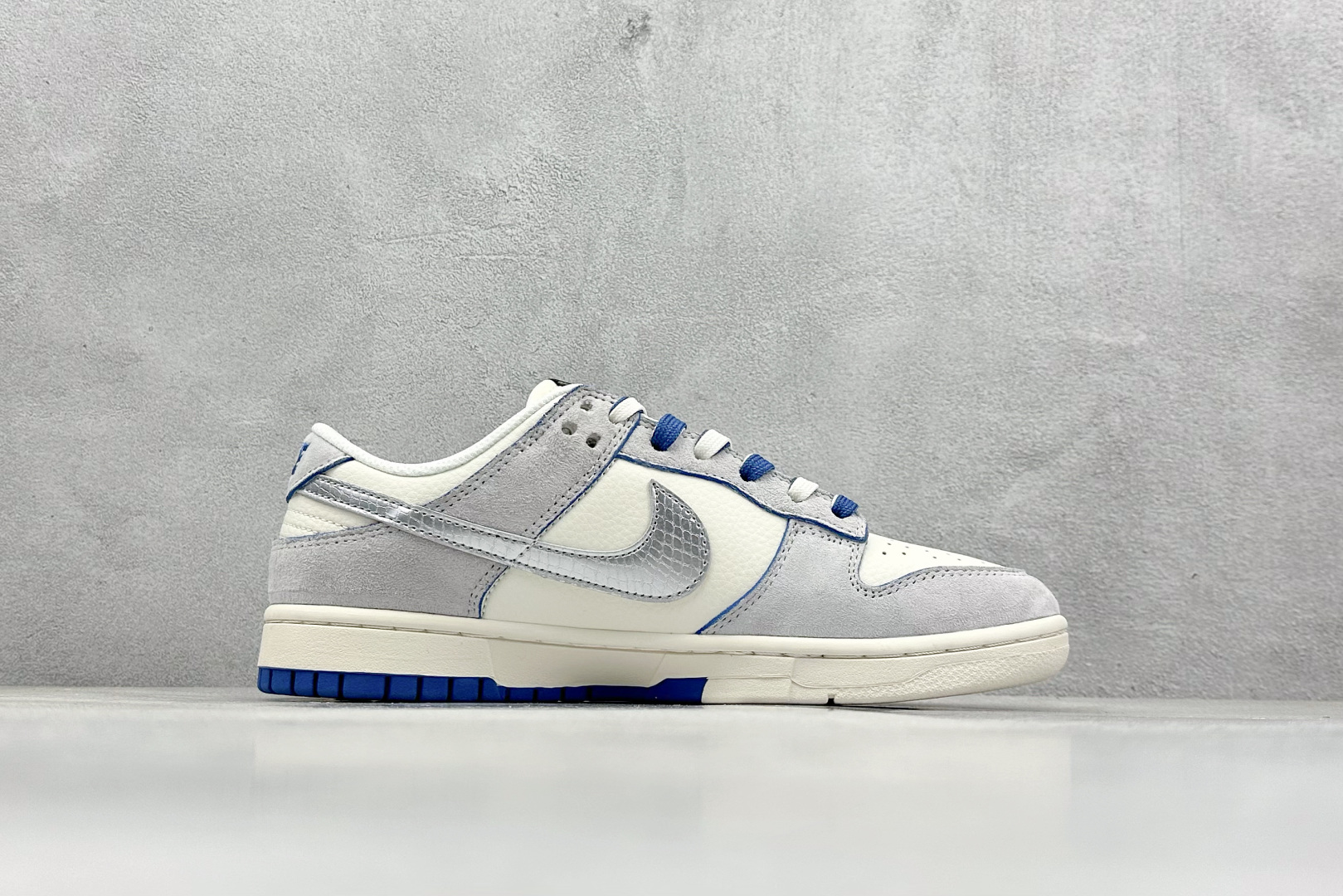 XC版 Nike SB Dunk Low x Stussy 蛇年限定 白灰蓝双鞋带  DM6868-010