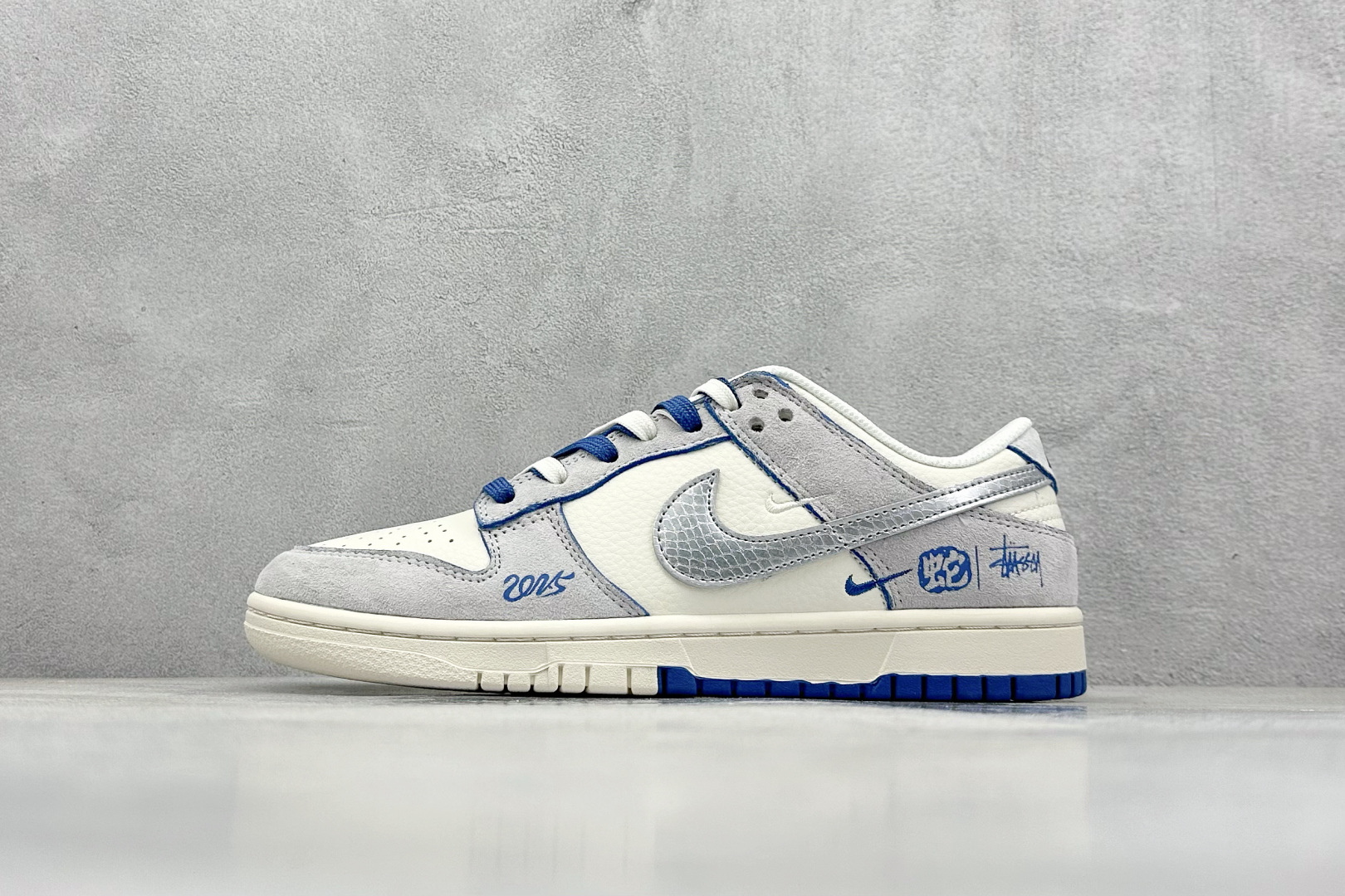 XC版 Nike SB Dunk Low x Stussy 蛇年限定 白灰蓝双鞋带  DM6868-010