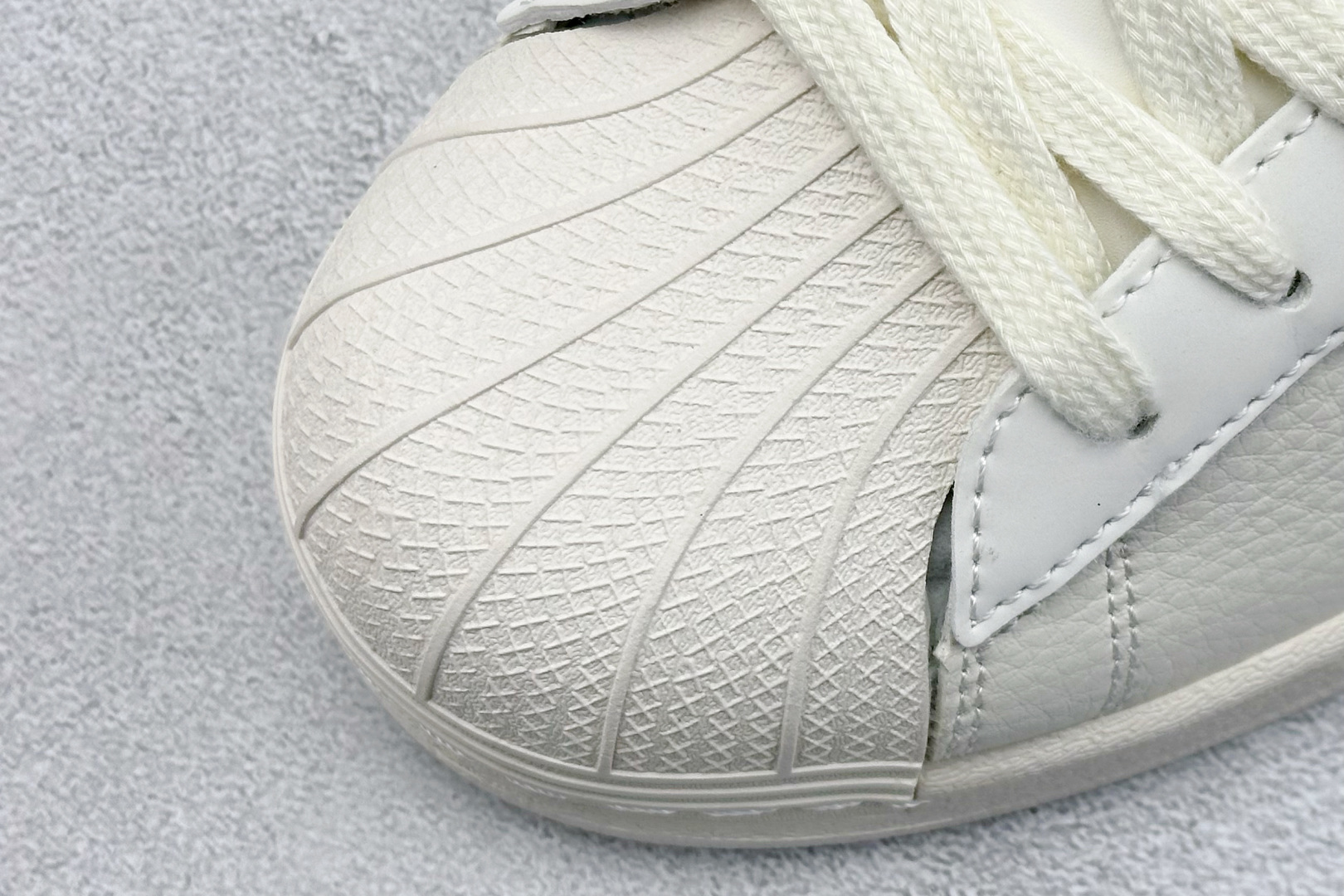 AD Originals Superstar x Supreme 奶白   BZ2510