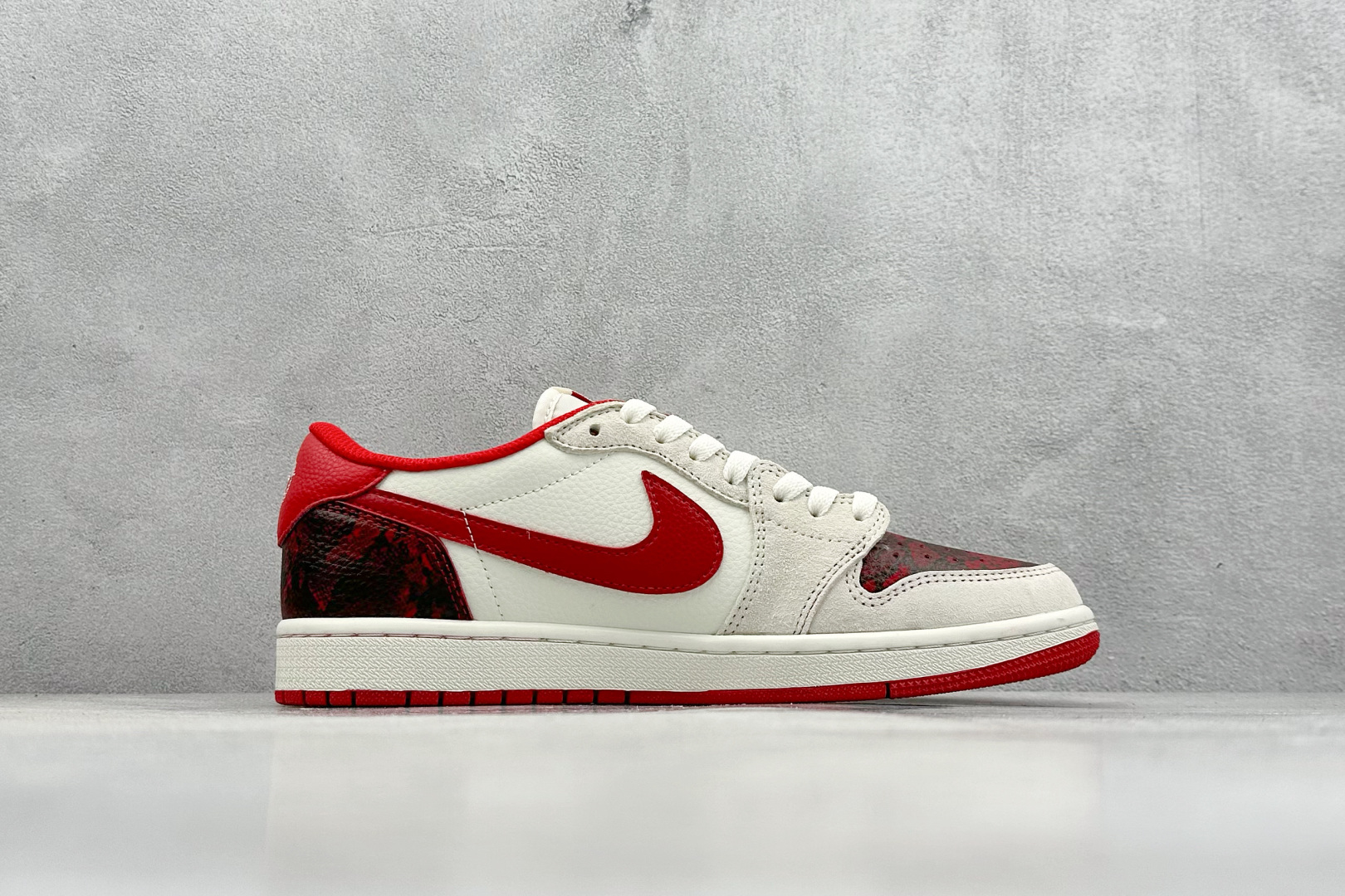 XC版 Travis Scott x Fragment Design x Air Jordan 1 Low OG SP AJ1 乔1 Supreme联名 中国红 低帮文化休闲板鞋 DM7866-076