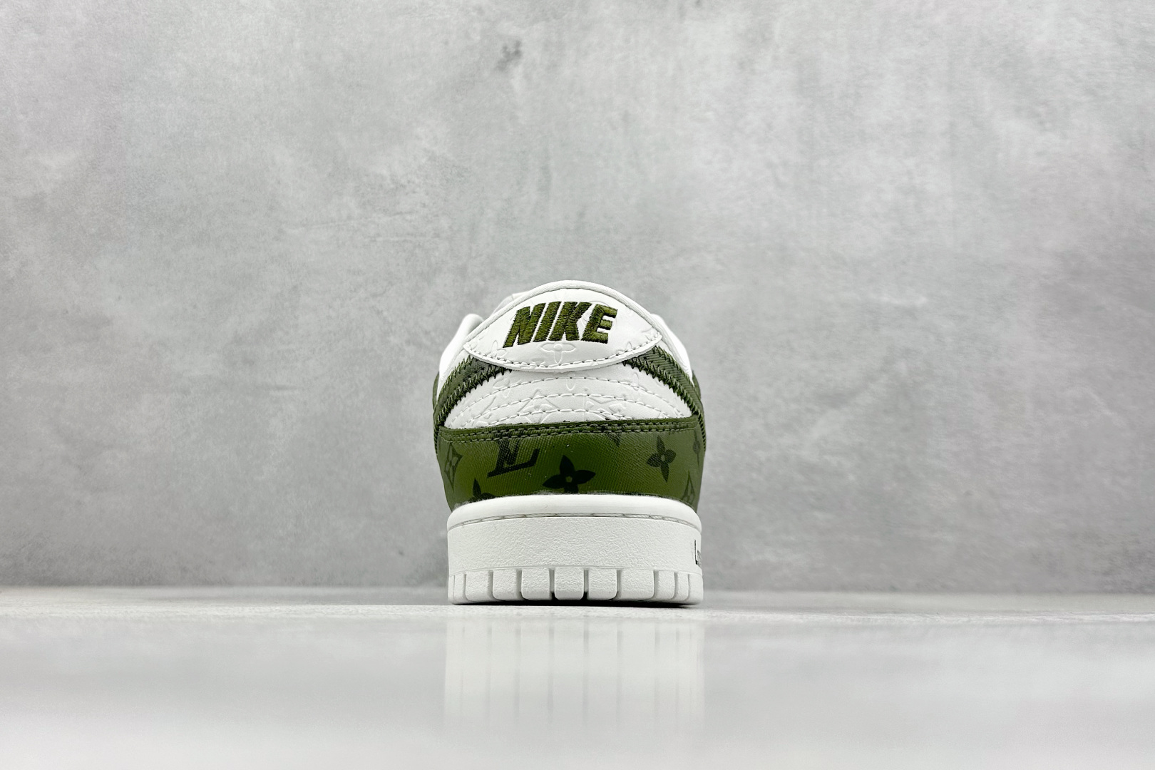 XC版 Nk SB Dunk Low LV联名-浮雕白绿印花 周年高端定制 低帮休闲板鞋   DQ1098-362