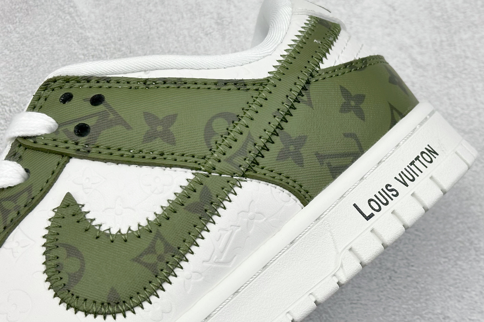 XC版 Nk SB Dunk Low LV联名-浮雕白绿印花 周年高端定制 低帮休闲板鞋   DQ1098-362