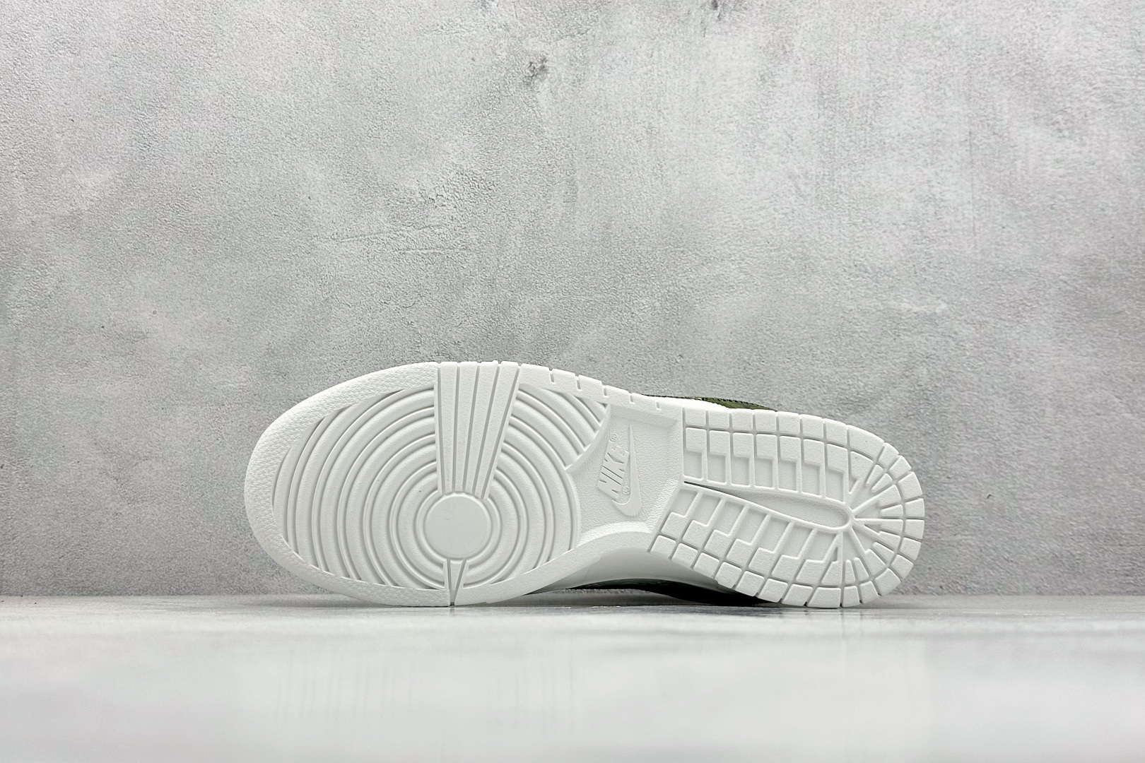 XC版 Nk SB Dunk Low LV联名-浮雕白绿印花 周年高端定制 低帮休闲板鞋   DQ1098-362