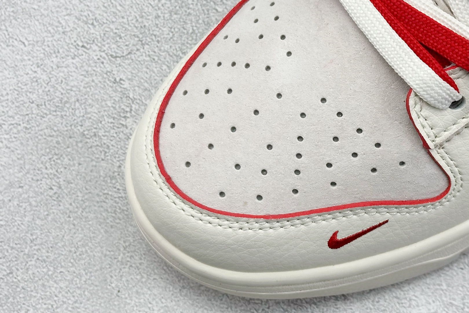 XC版 Nike SB Dunk Low x Supreme 白红线条小钩双鞋带 DM6868-033