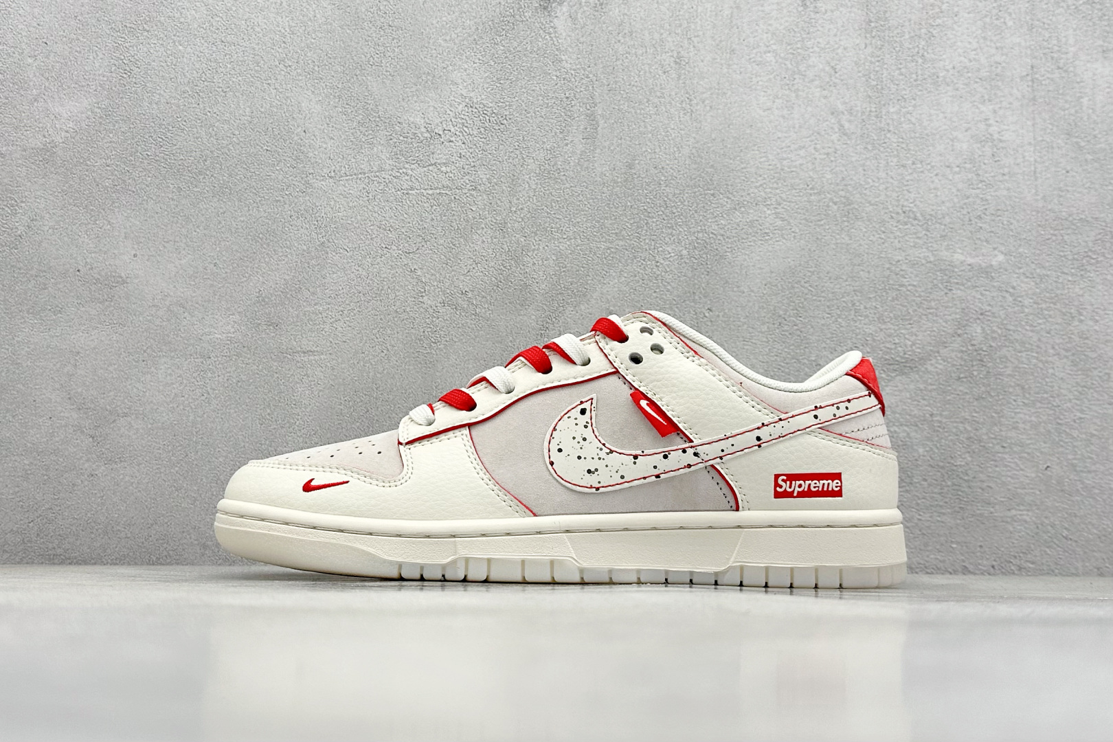 XC版 Nike SB Dunk Low x Supreme 白红线条小钩双鞋带 DM6868-033