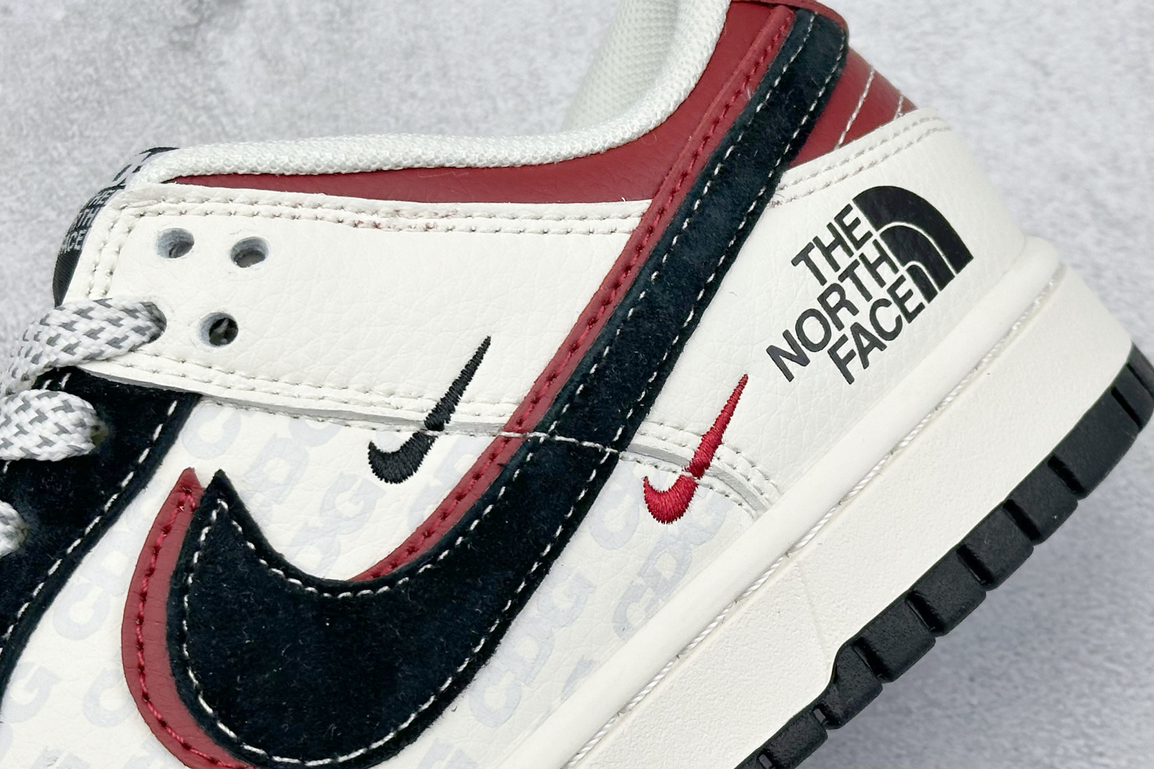 XC版 Nk SB Dunk Low 北面联名 猪八黑红勾 周年高端定制 低帮休闲板鞋 DM6868-043