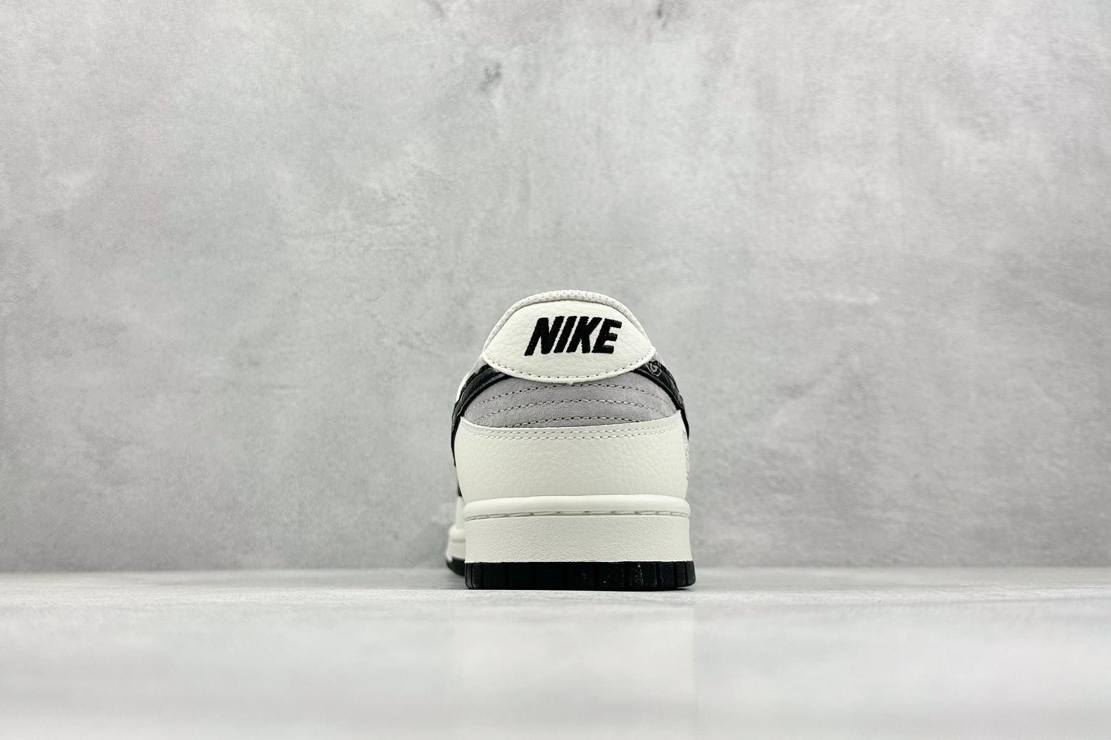 XC版 Nk SB Dunk Low 斯图西联名 米黑花勾 周年高端定制 低帮休闲板鞋   DJ2024-055