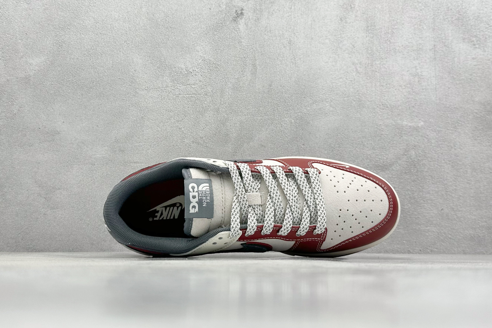 XC版 Nk SB Dunk Low 北面联名 猪八灰红勾 周年高端定制 低帮休闲板鞋  DM6868-042