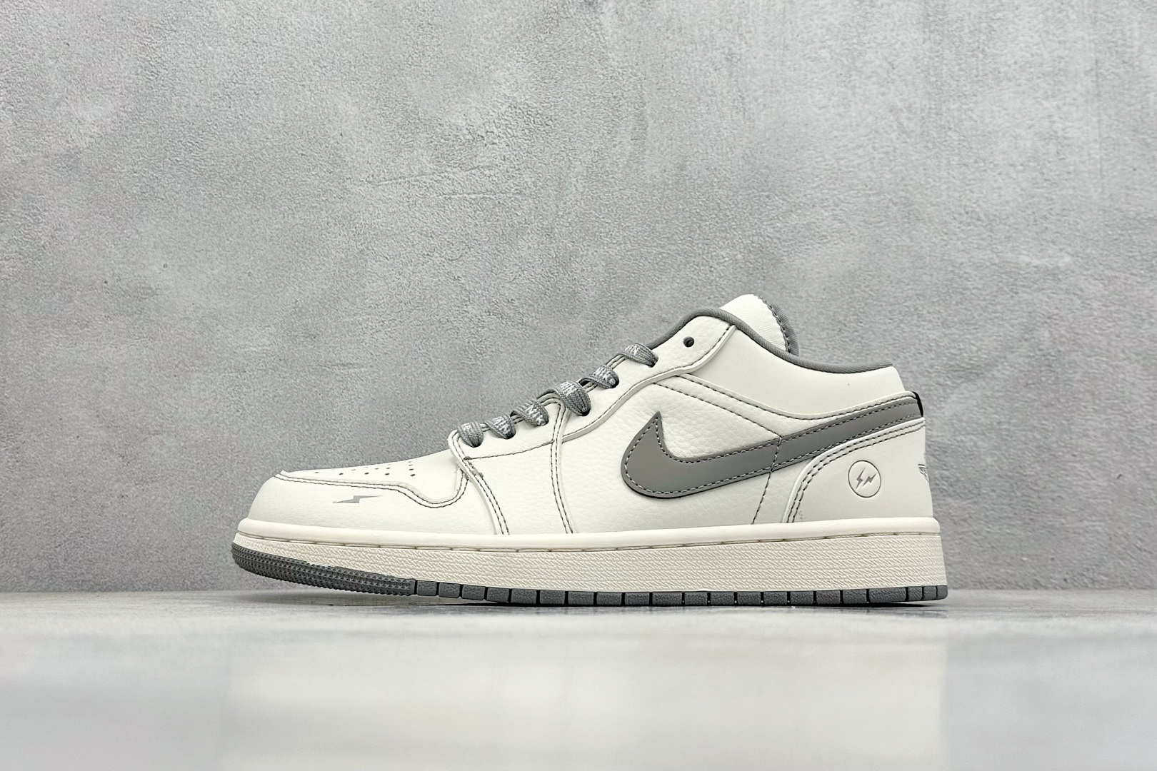 XC版 Air Jordan 1 Low AJ1 乔1 闪电联名-米白灰 周年高端定制 低帮休闲板鞋  CF3688-020