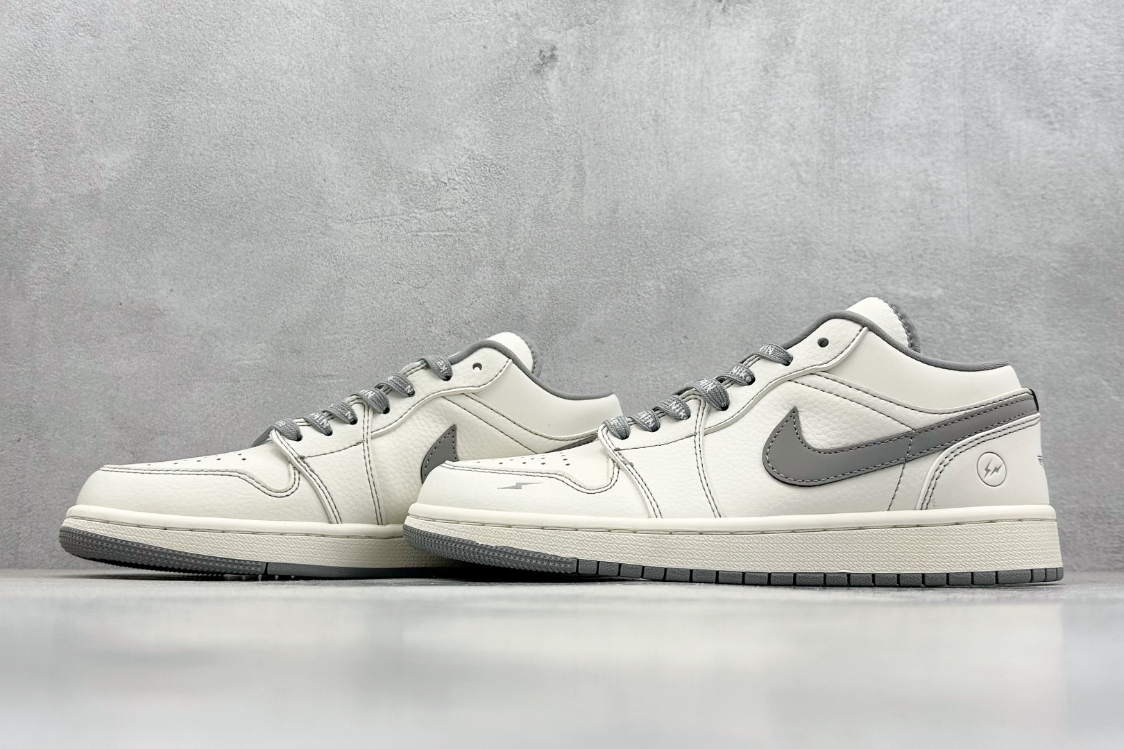 XC版 Air Jordan 1 Low AJ1 乔1 闪电联名-米白灰 周年高端定制 低帮休闲板鞋  CF3688-020