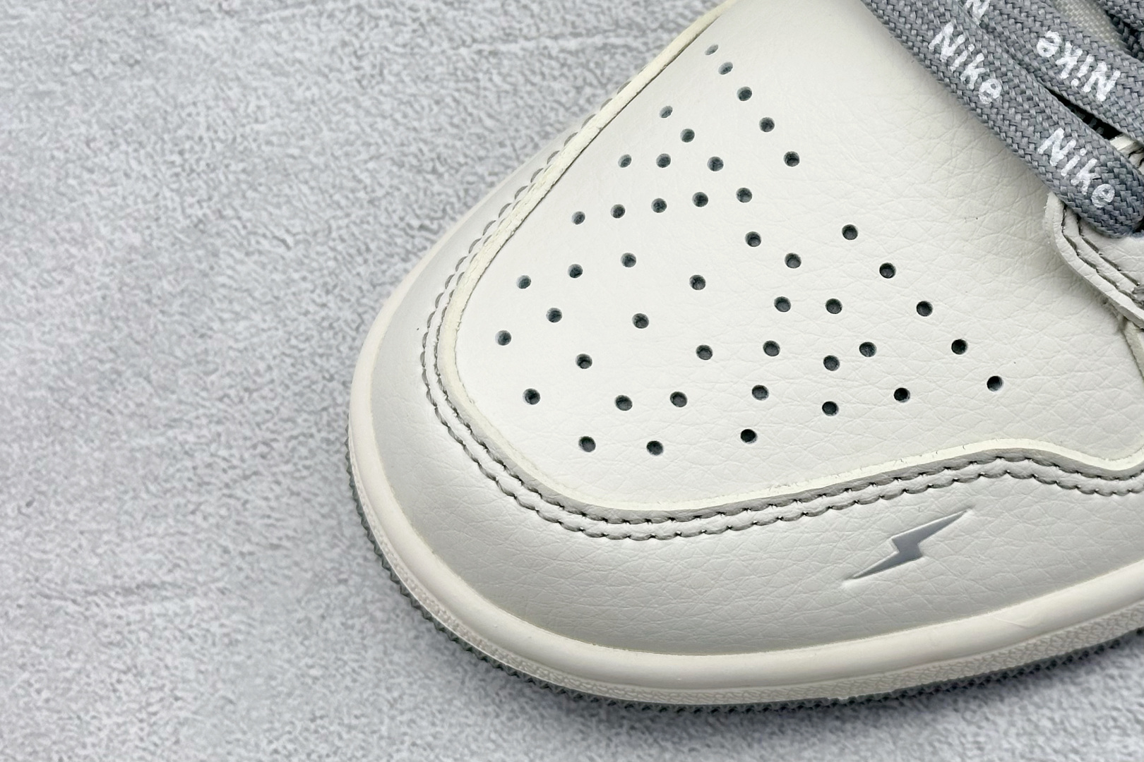 XC版 Air Jordan 1 Low AJ1 乔1 闪电联名-米白灰 周年高端定制 低帮休闲板鞋  CF3688-020
