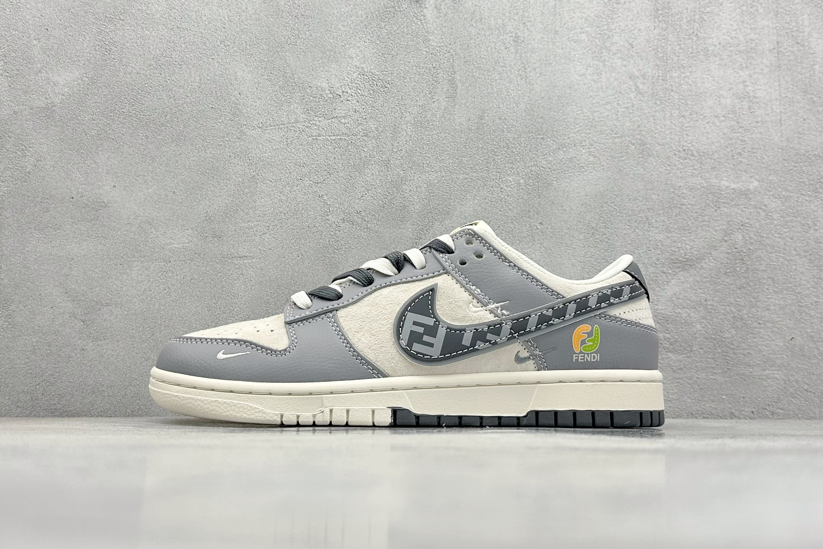 XC版 Nk SB Dunk Low 芬迪联名 灰白灰勾 周年高端定制 低帮休闲板鞋  DM6868-021