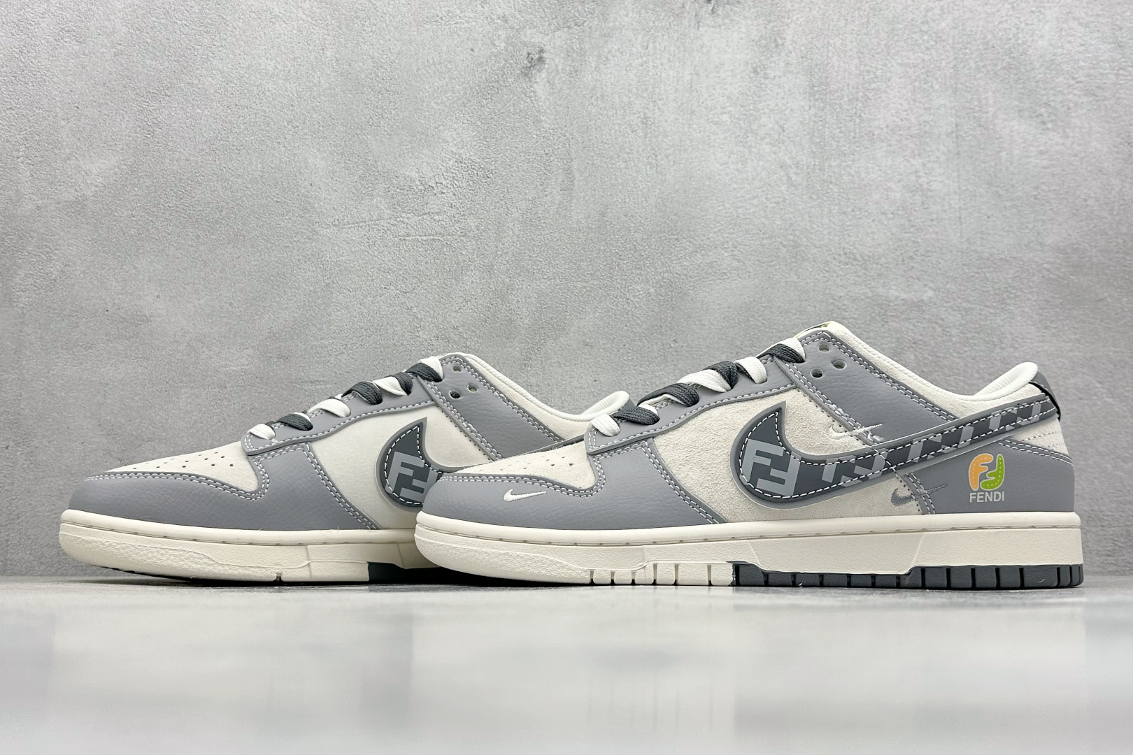 XC版 Nk SB Dunk Low 芬迪联名 灰白灰勾 周年高端定制 低帮休闲板鞋  DM6868-021