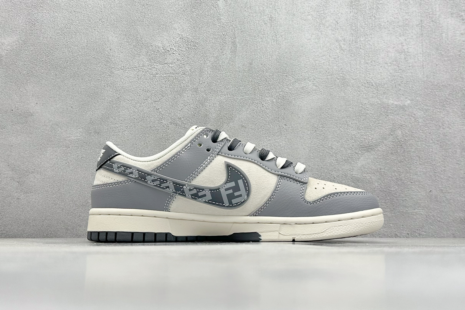 XC版 Nk SB Dunk Low 芬迪联名 灰白灰勾 周年高端定制 低帮休闲板鞋  DM6868-021