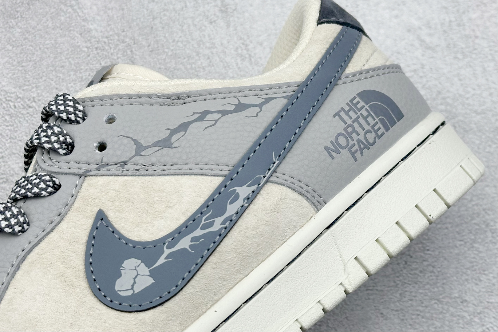 XC版 Nk SB Dunk Low 北面联名 猪八灰勾 周年高端定制 低帮休闲板鞋  DJ2024-105