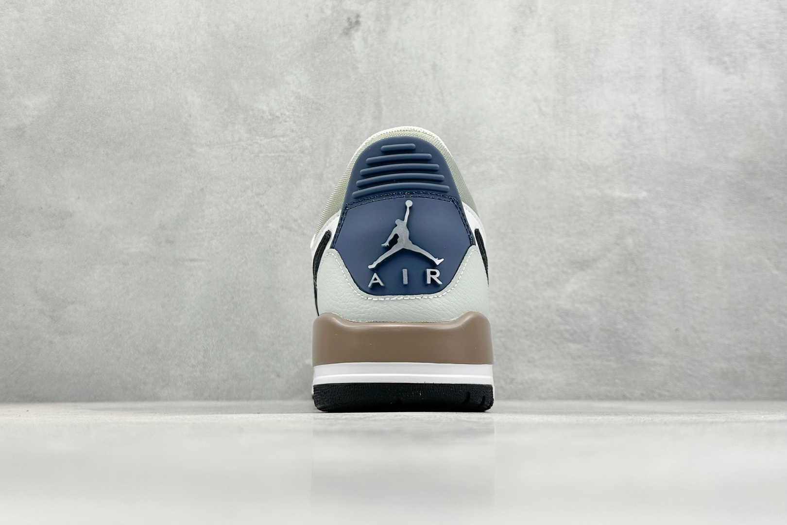 最强312 Air Jordan Legacy 312 Low 有着交错结合的设计 HV5970-101