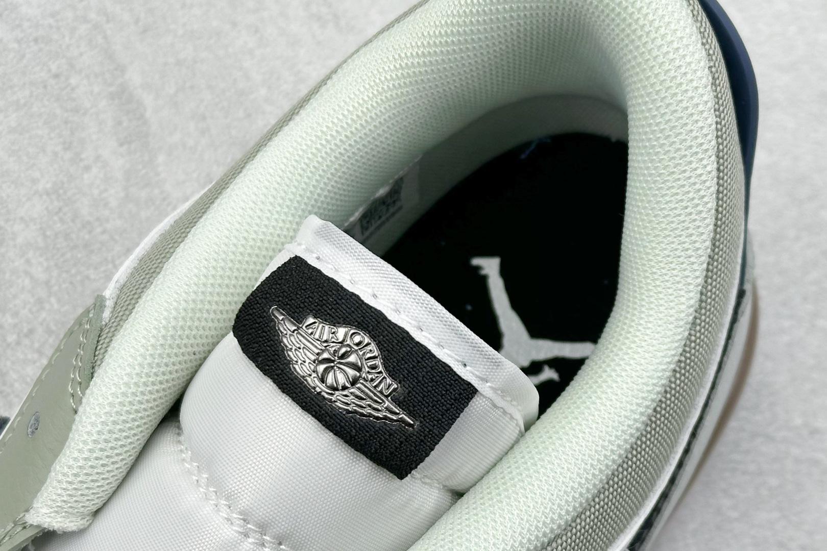 最强312 Air Jordan Legacy 312 Low 有着交错结合的设计 HV5970-101