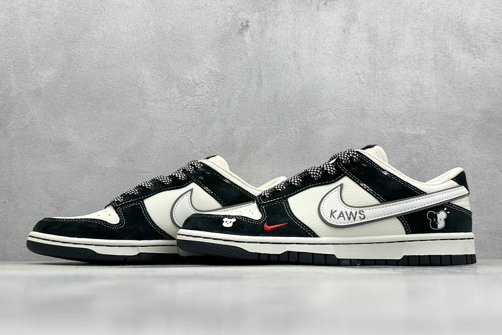 XC版 Nike SB Dunk Low“KAWS联名——小熊白勾” 周年高端定制低帮休闲板鞋 DJ2024-110