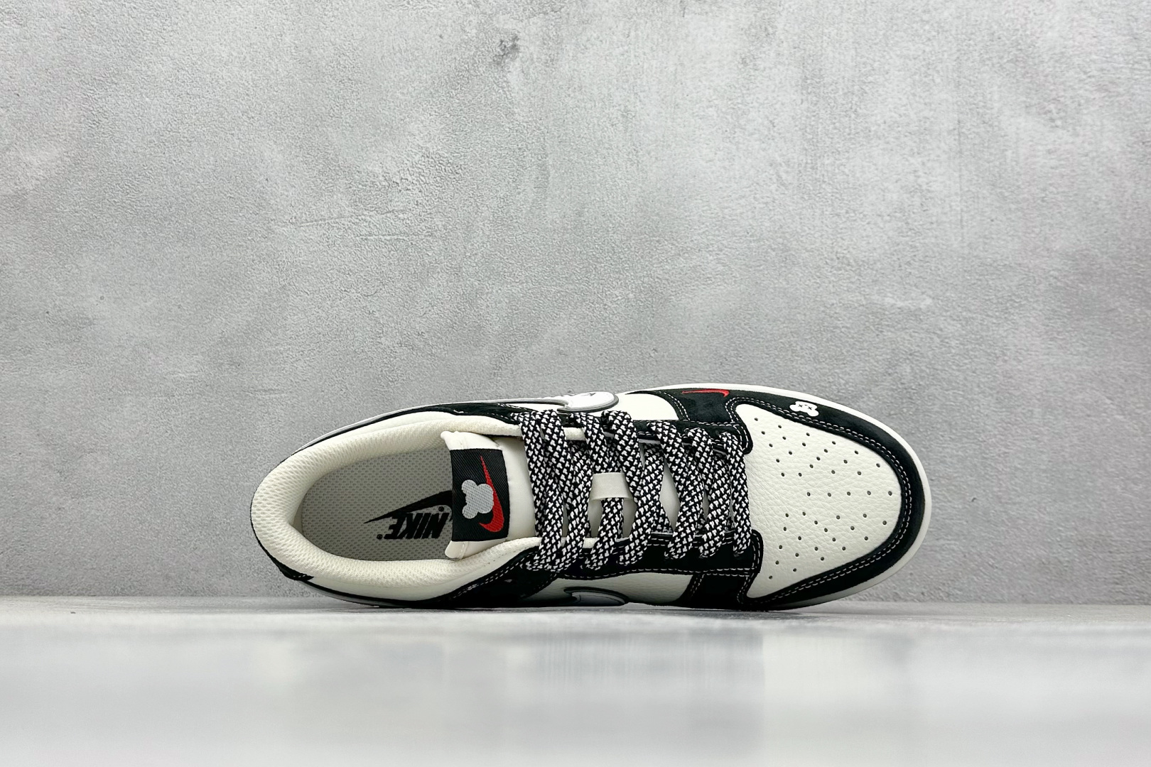 XC版 Nike SB Dunk Low“KAWS联名——小熊白勾” 周年高端定制低帮休闲板鞋 DJ2024-110
