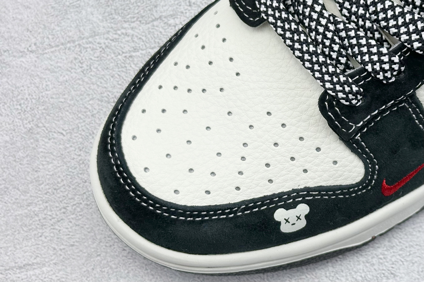 XC版 Nike SB Dunk Low“KAWS联名——小熊白勾” 周年高端定制低帮休闲板鞋 DJ2024-110