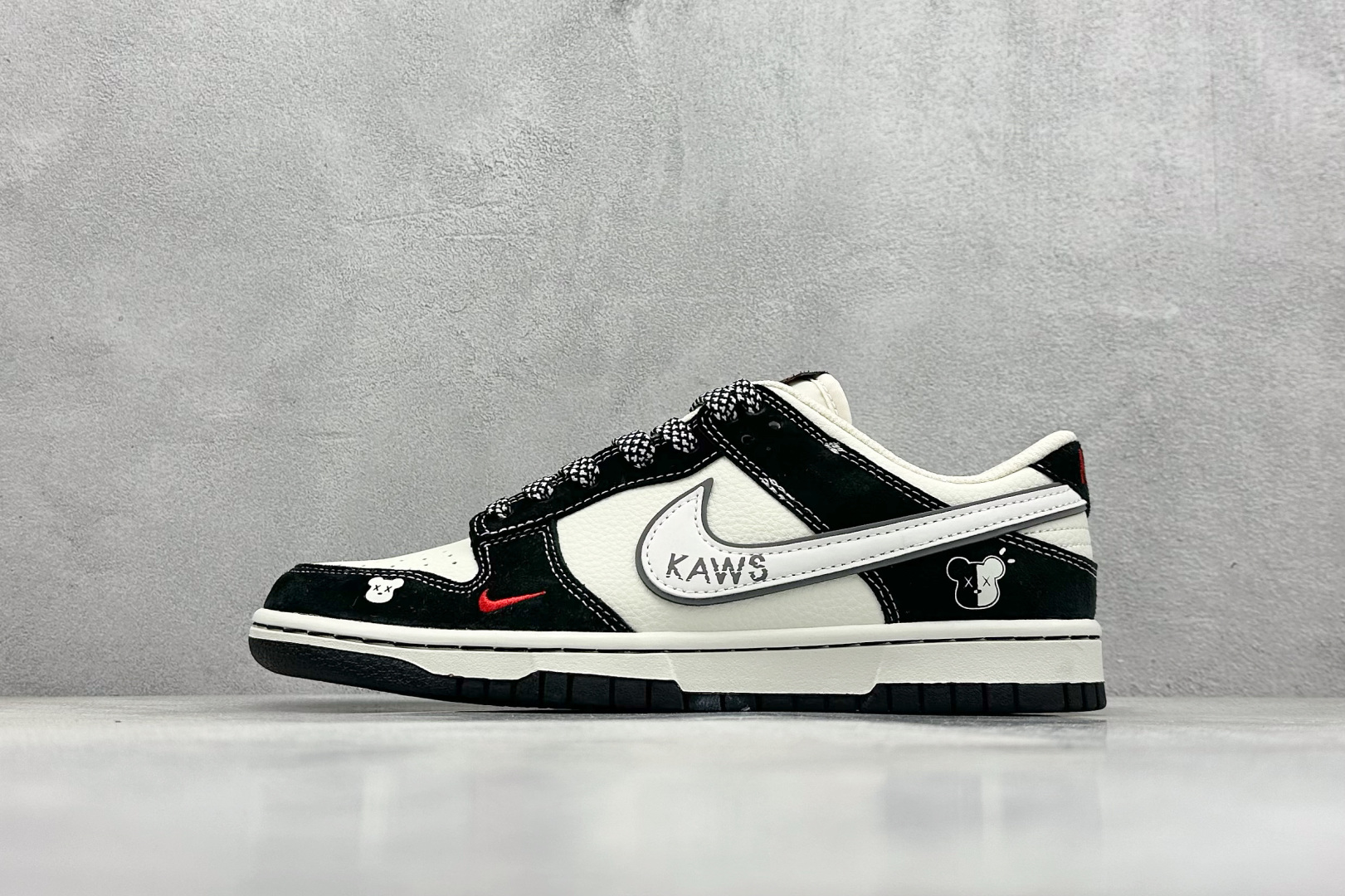 XC版 Nike SB Dunk Low“KAWS联名——小熊白勾” 周年高端定制低帮休闲板鞋 DJ2024-110