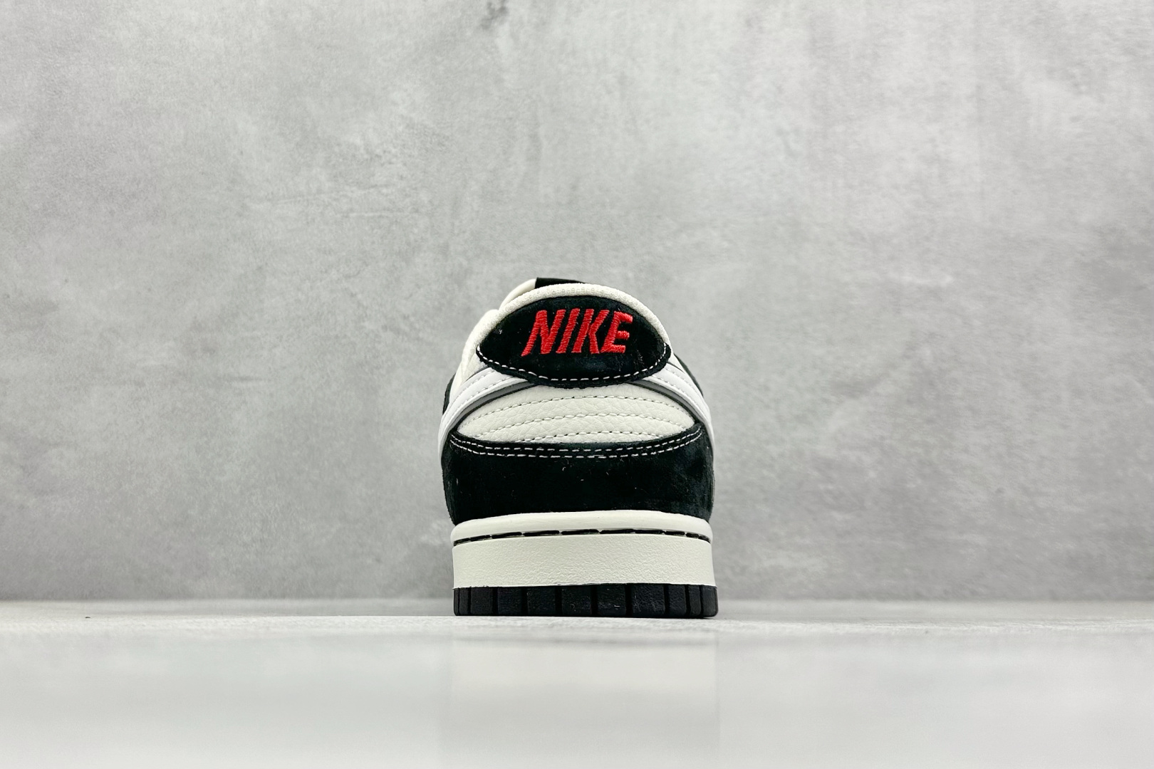 XC版 Nike SB Dunk Low“KAWS联名——小熊白勾” 周年高端定制低帮休闲板鞋 DJ2024-110