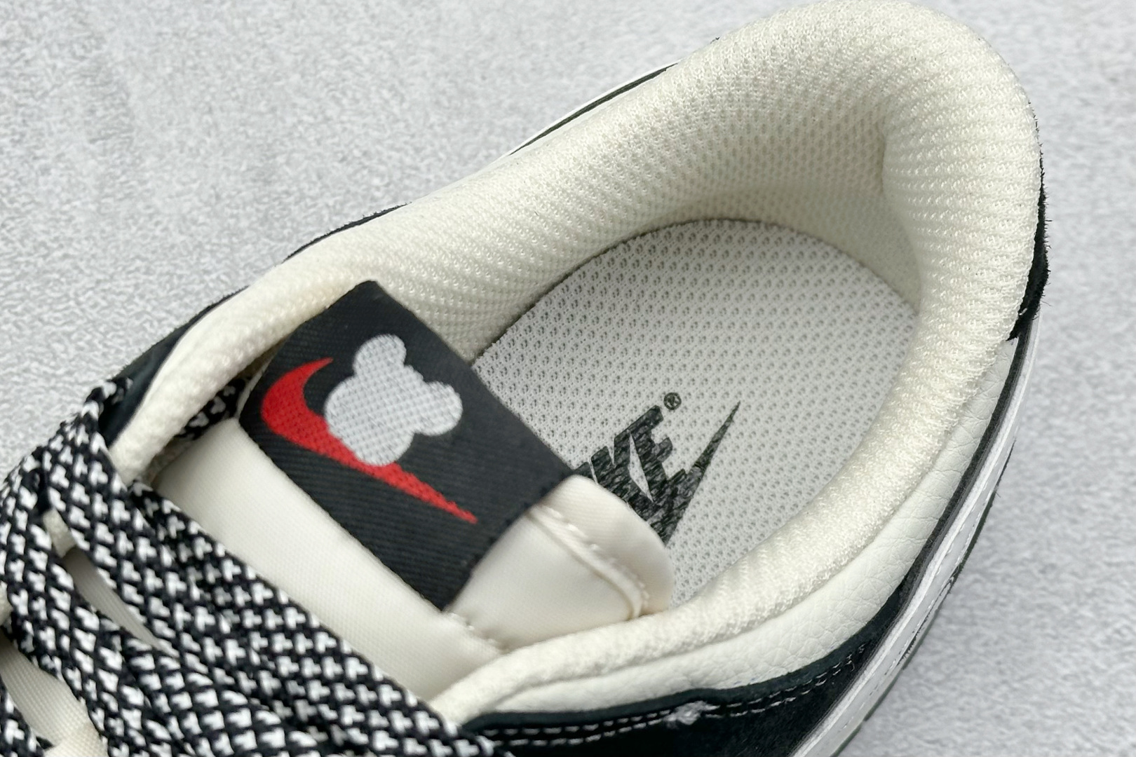 XC版 Nike SB Dunk Low“KAWS联名——小熊白勾” 周年高端定制低帮休闲板鞋 DJ2024-110