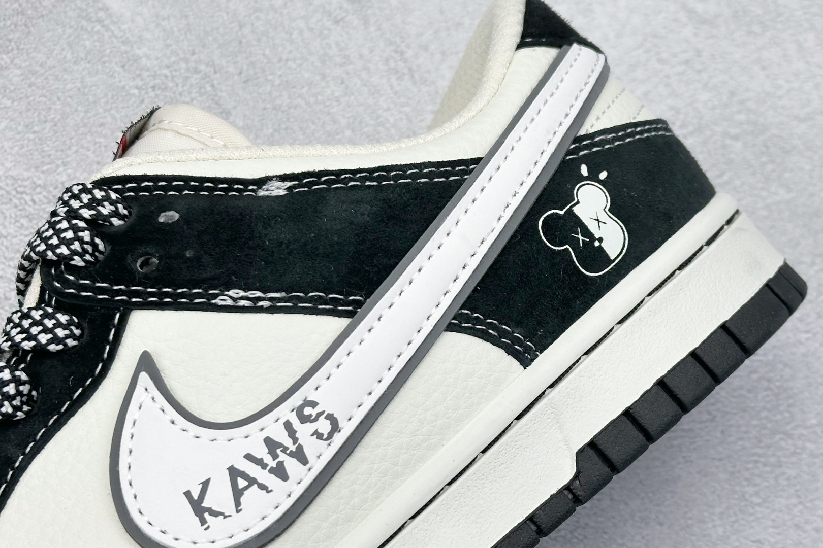 XC版 Nike SB Dunk Low“KAWS联名——小熊白勾” 周年高端定制低帮休闲板鞋 DJ2024-110
