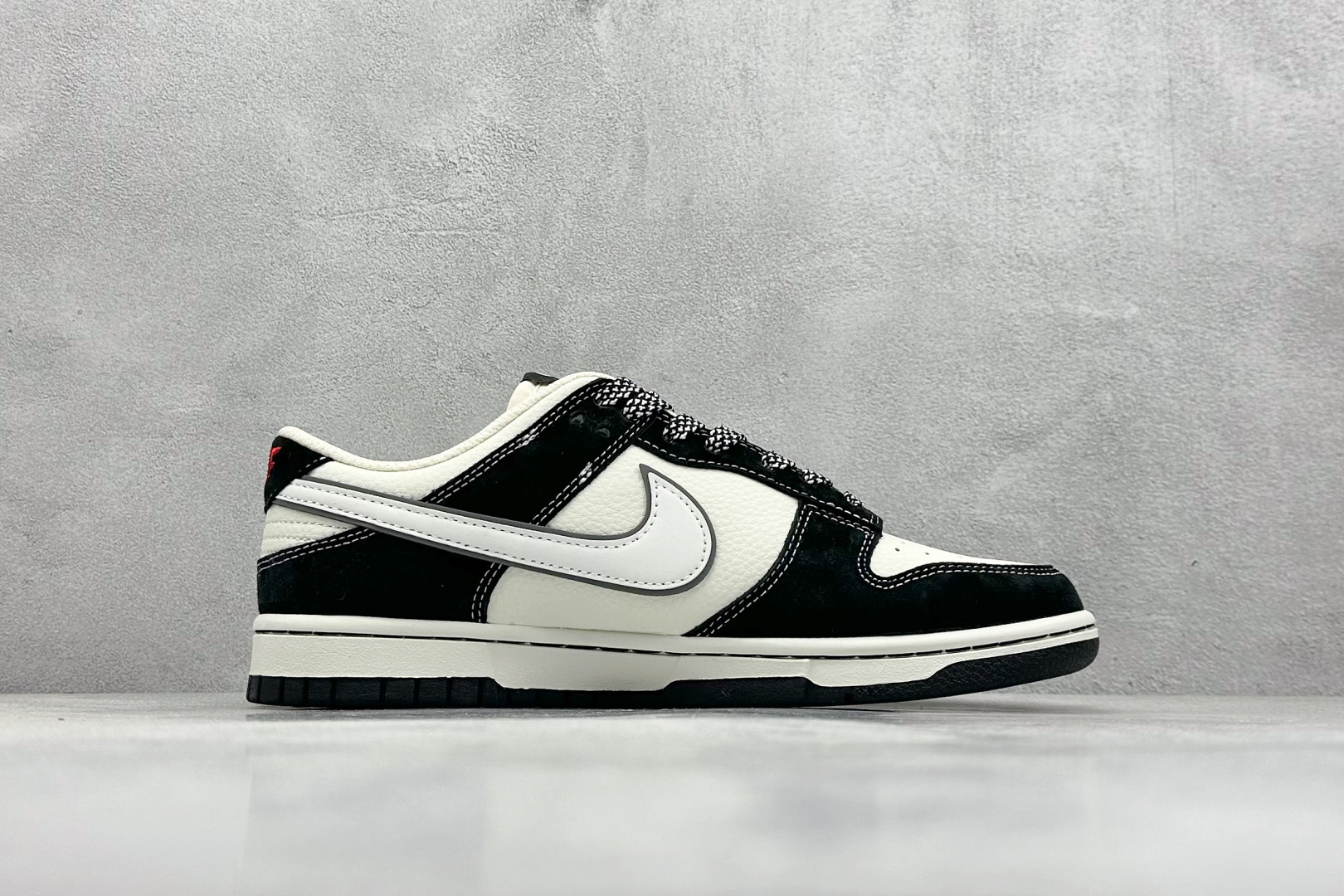 XC版 Nike SB Dunk Low“KAWS联名——小熊白勾” 周年高端定制低帮休闲板鞋 DJ2024-110