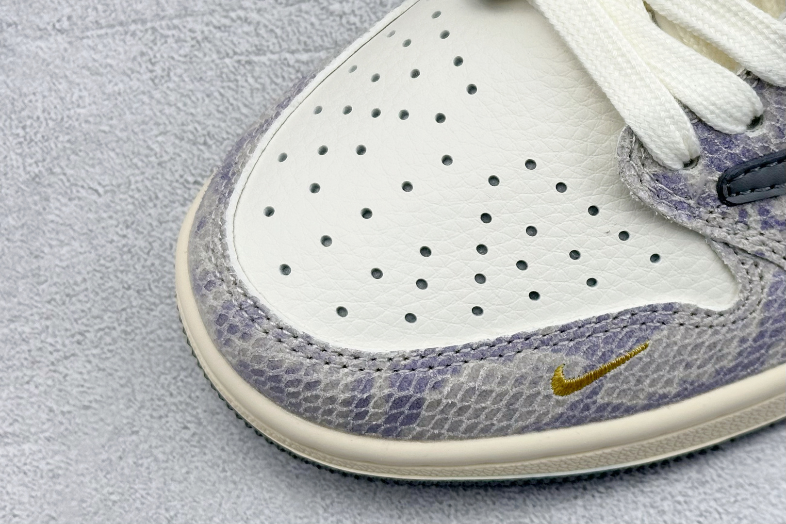 Travis Scott x Nike Air Jordan 1 Low 蛇年限定 Air Jordan 1 Low 反转白灰紫小钩倒钩  XS3086-010
