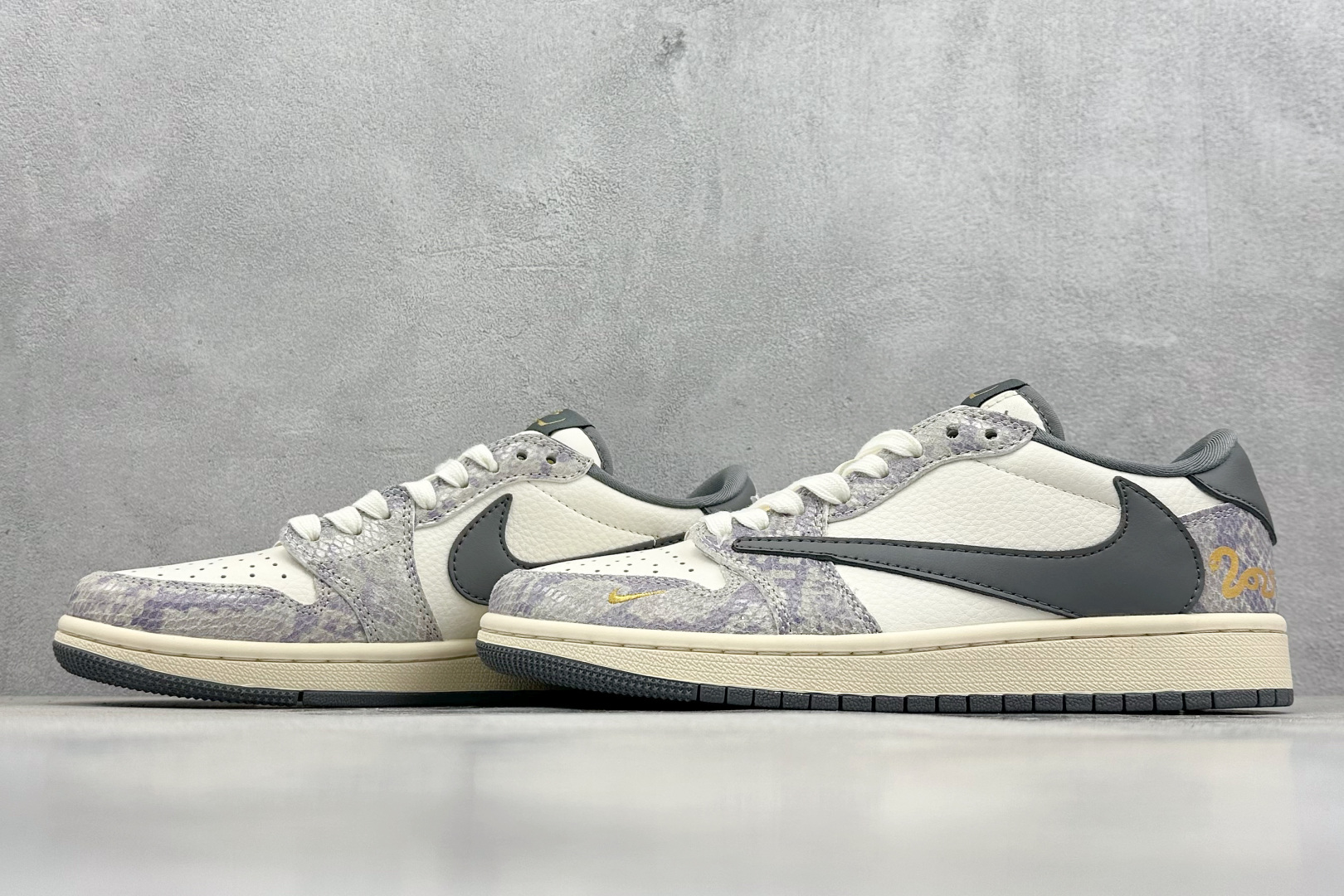 Travis Scott x Nike Air Jordan 1 Low 蛇年限定 Air Jordan 1 Low 反转白灰紫小钩倒钩  XS3086-010