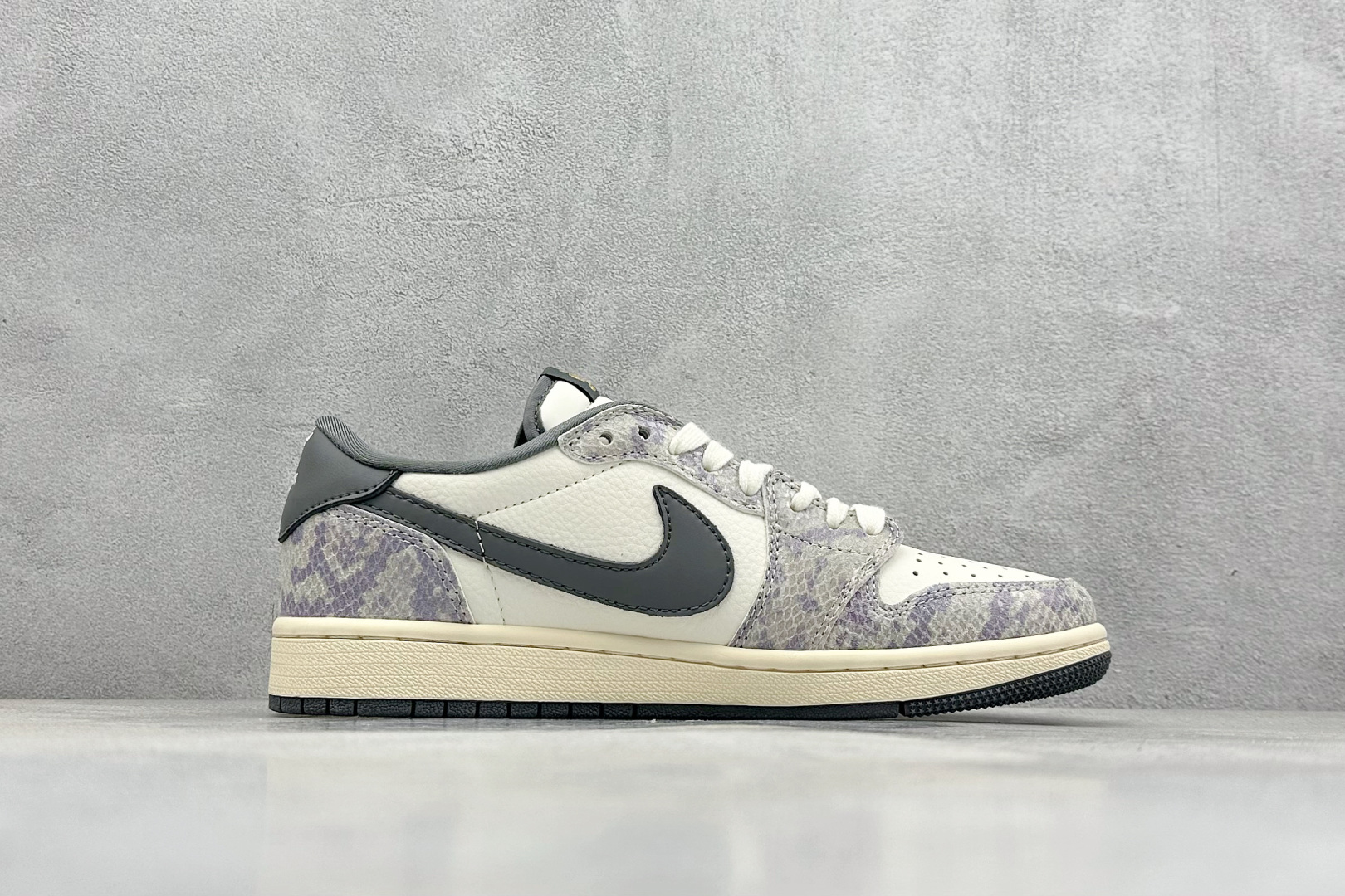 Travis Scott x Nike Air Jordan 1 Low 蛇年限定 Air Jordan 1 Low 反转白灰紫小钩倒钩  XS3086-010