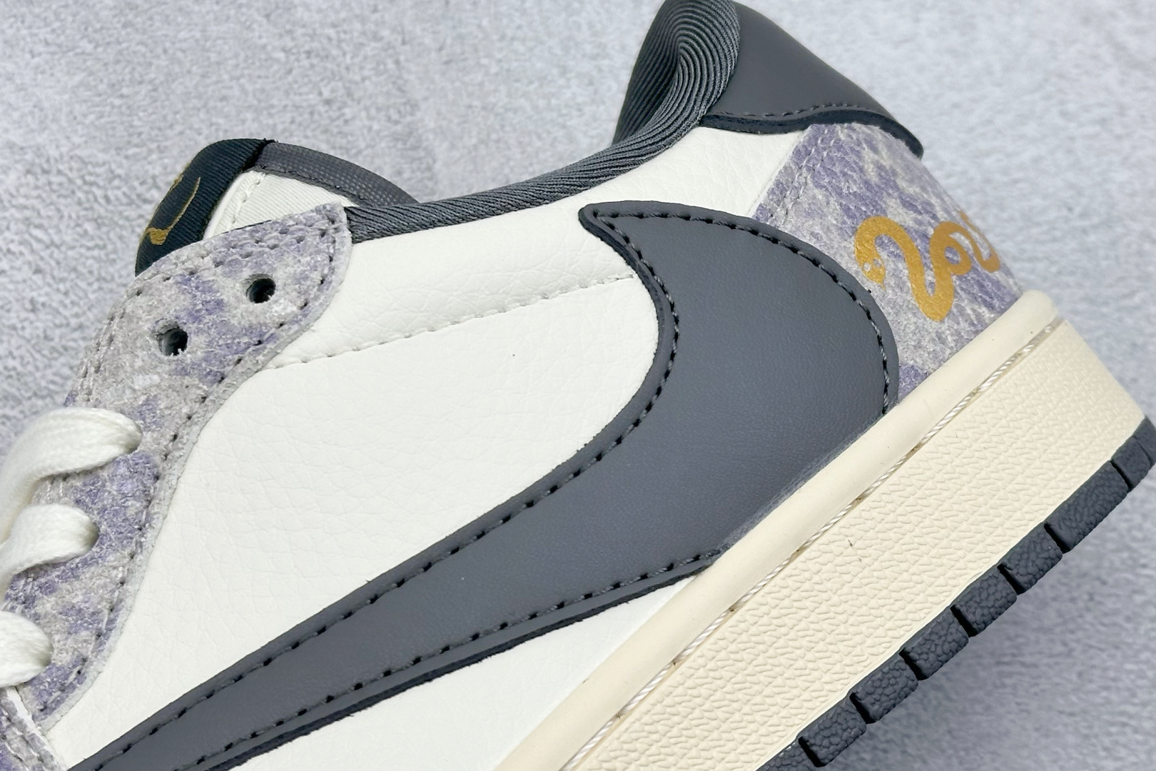 Travis Scott x Nike Air Jordan 1 Low 蛇年限定 Air Jordan 1 Low 反转白灰紫小钩倒钩  XS3086-010