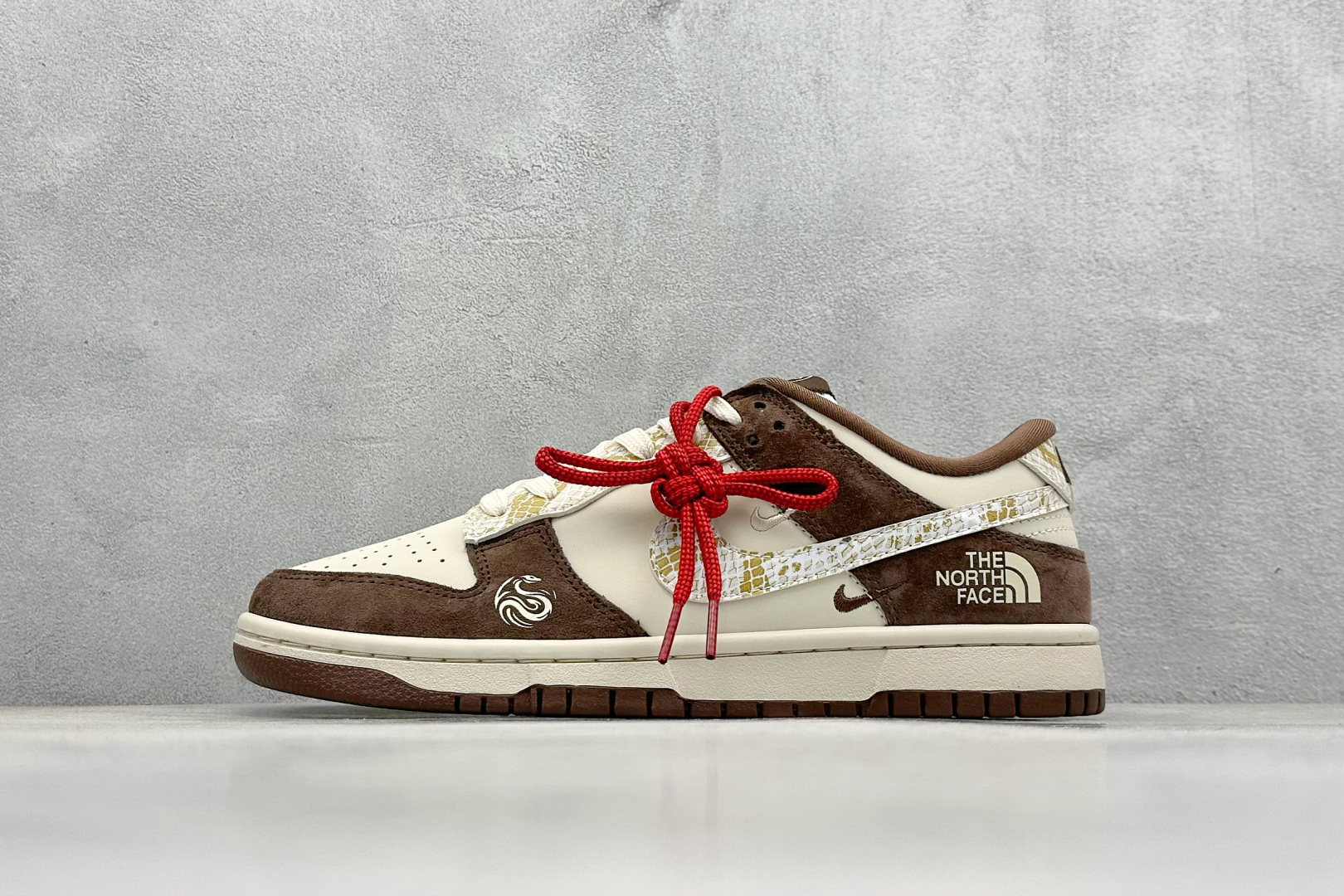 XC版 Nike SB Dunk Low“ 北面联名蛇年限定——米棕白蛇” 周年高端定制 低帮休闲板鞋  CH8311-234