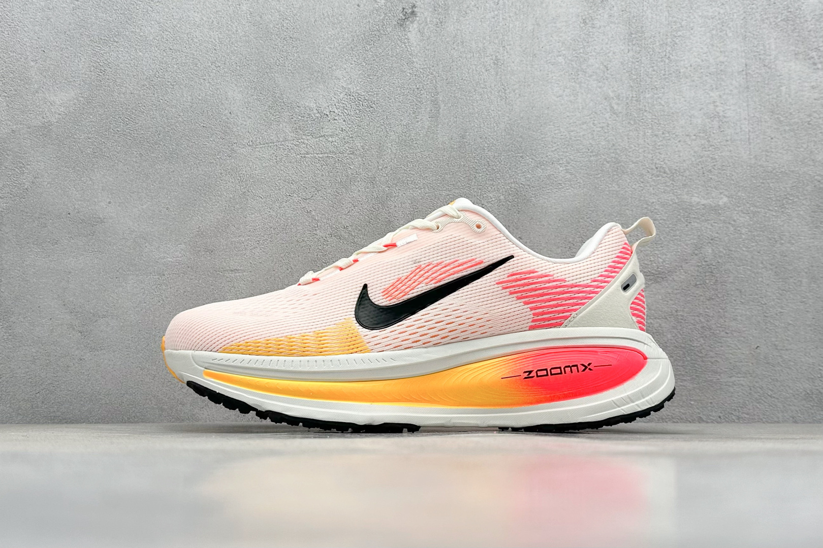 NO:230596,[Spot] NK Zoom VOMERO 18 Lightweight running shoes Nike mesh surface breathable training running and walking shoes Foreign trade special orders Original factory returns to domestic sales Foreign counter standard data development has Zoom Air as always stable and smooth. The upper adopts an engineered mesh design to create excellent breathability for specific high-heat areas. Further increase the number of perforations on the upper to allow the foot to quickly dissipate heat. The midfoot is matched with Flywire flying line to create a comfortable and stable fit during high-speed movement. Built-in Zoon air cushion is full of power! Article number HM6804- Size 36 36.5 37.5 38 38.5 39 40 40.5 41 42 42.5 43 44 44.5 45 46 Code 29, casual shoes/sports shoes, sneakers19860909【現貨】 NK Zoom VOMERO 18 轻量跑鞋耐克网透面气 训跑练步鞋 外贸专供订单 原厂折返国内销售 国外专柜标准数据开发拥有 Zoom Air 一如既往的稳定感和流畅感 鞋面采用工程网眼设计 为特定高热区域营造出色透气性 进一步增加鞋面的穿孔数量 让足部能够快速散热 中足搭配 Flywire 飞线 在高速运动时营造舒适稳定的贴合感 内置Zoon气垫加持 动力十足 ！ 货号HM6804- 尺码36 36.5 37.5 38 38.5 39 40 40.5 41 42 42.5 43 44 44.5 45 46 编码29,休闲鞋/运动鞋,sneakers,Women's Shoes