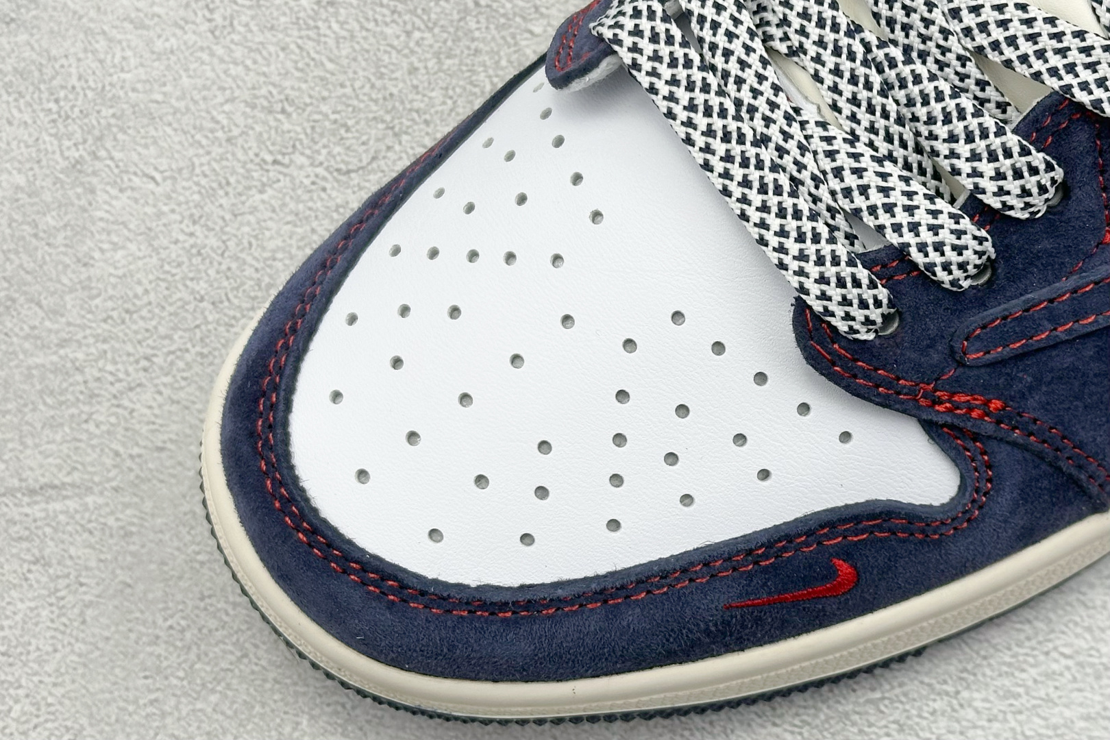 XL版 Travis Scott x Nike Air Jordan 1 Low 蛇年限定 Air Jordan 1 Low 反转白蓝红小钩满天星倒钩 HD2258-011
