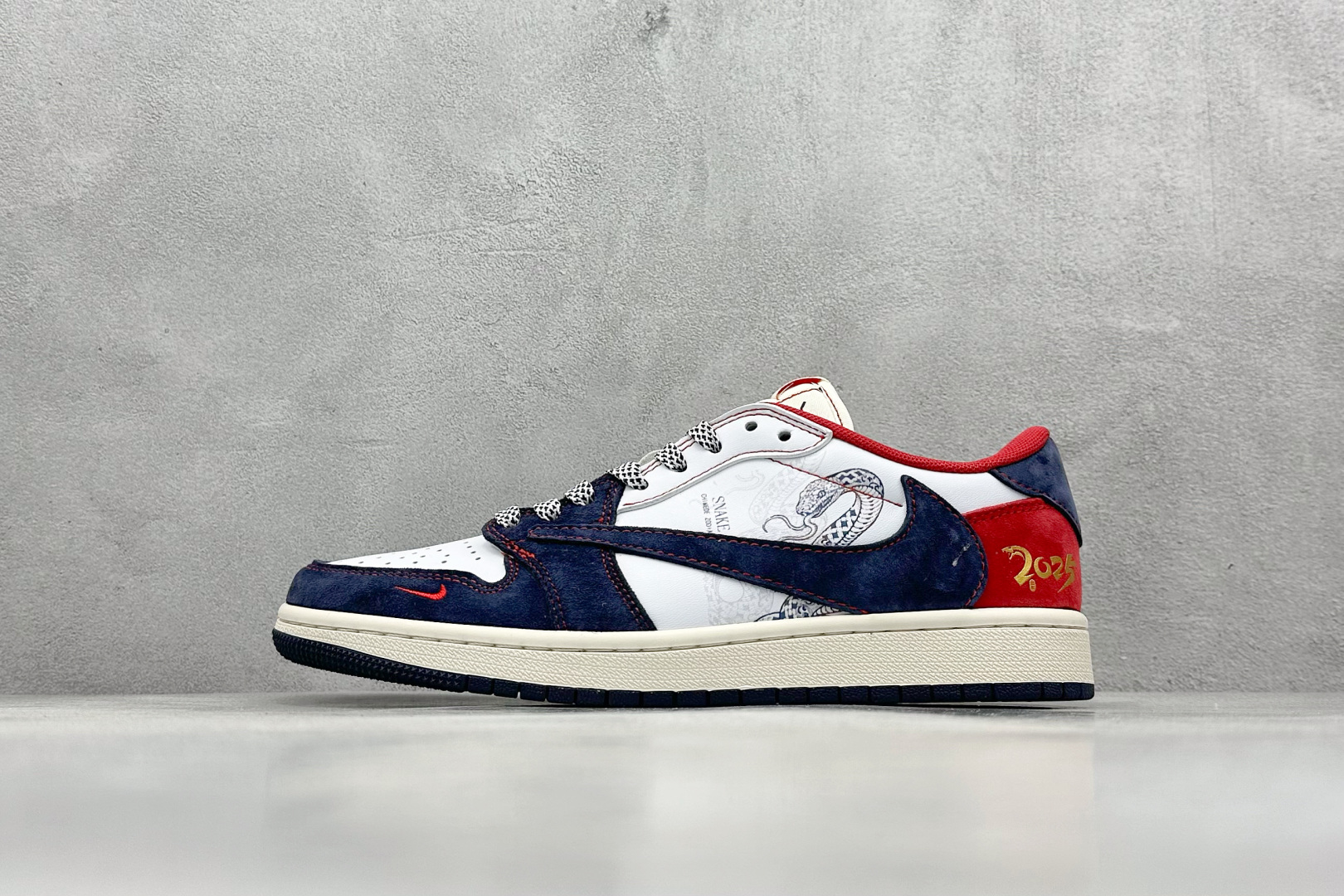 XL版 Travis Scott x Nike Air Jordan 1 Low 蛇年限定 Air Jordan 1 Low 反转白蓝红小钩满天星倒钩 HD2258-011