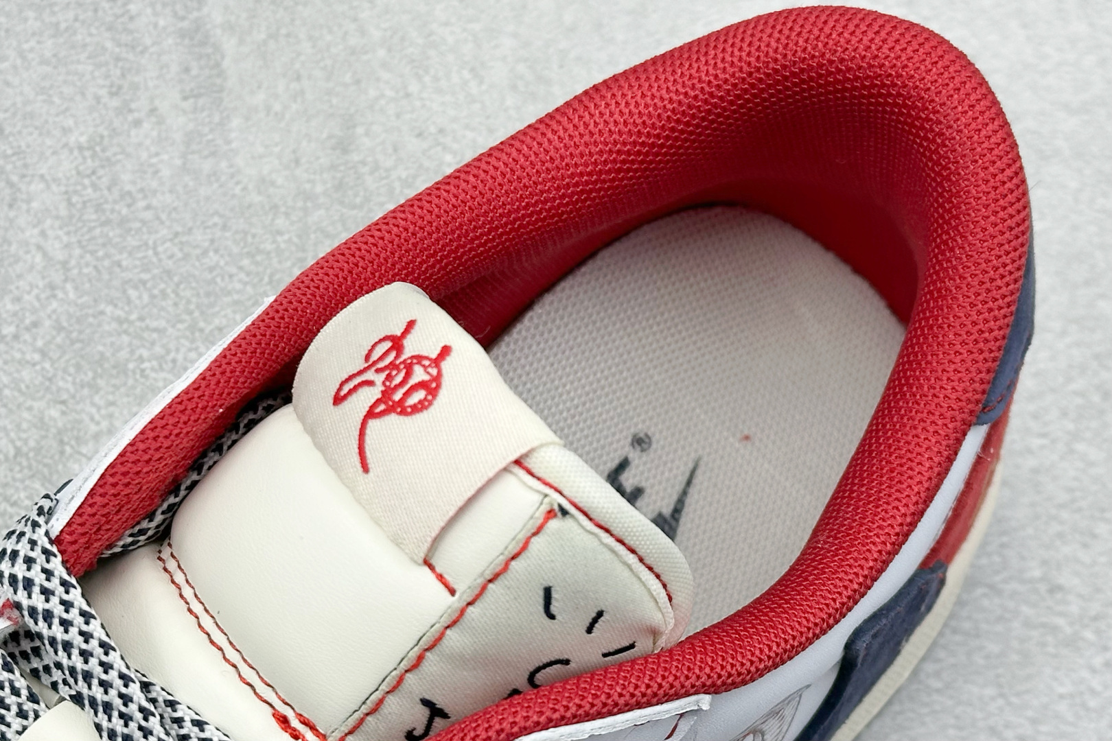XL版 Travis Scott x Nike Air Jordan 1 Low 蛇年限定 Air Jordan 1 Low 反转白蓝红小钩满天星倒钩 HD2258-011