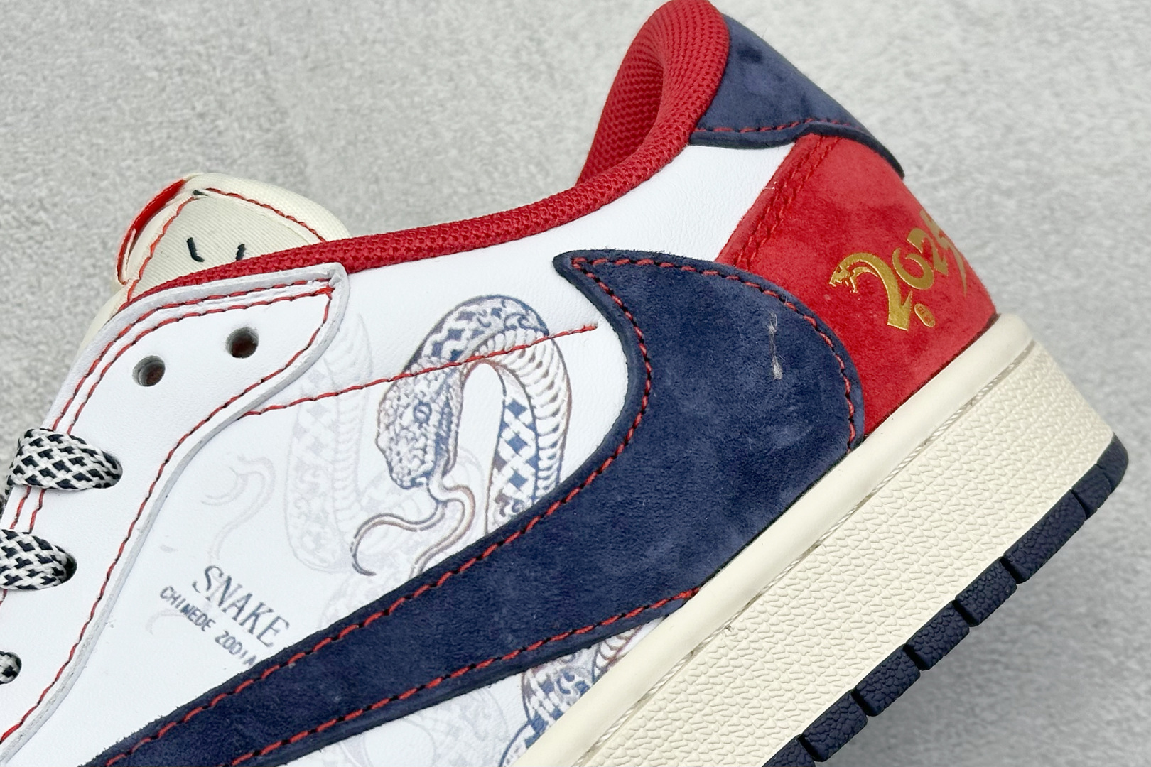 XL版 Travis Scott x Nike Air Jordan 1 Low 蛇年限定 Air Jordan 1 Low 反转白蓝红小钩满天星倒钩 HD2258-011
