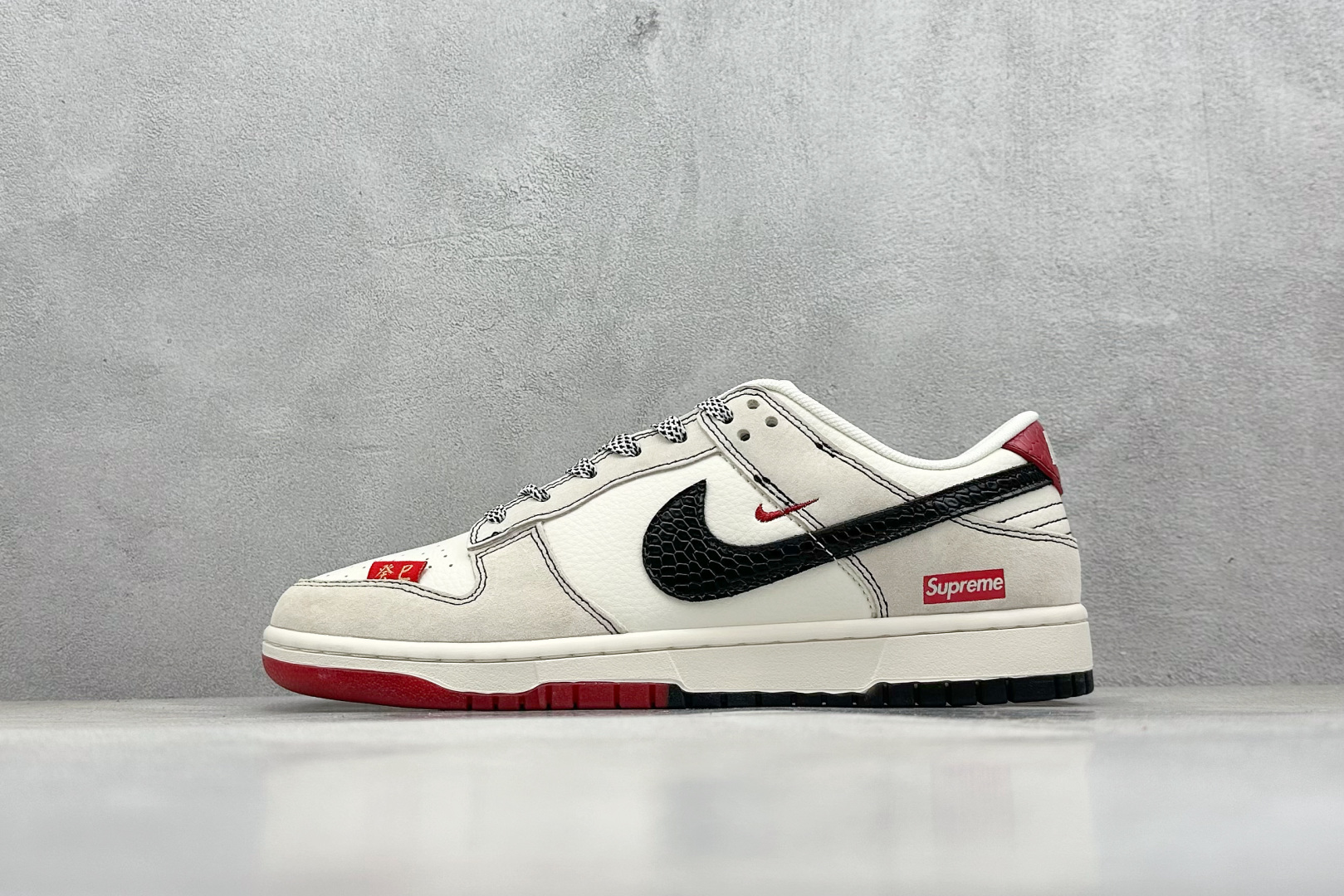 XC版 Nike SB Dunk Low“ Supreme联名蛇年限定——双拼蛇纹黑勾”低帮休闲板鞋 HH7518-030