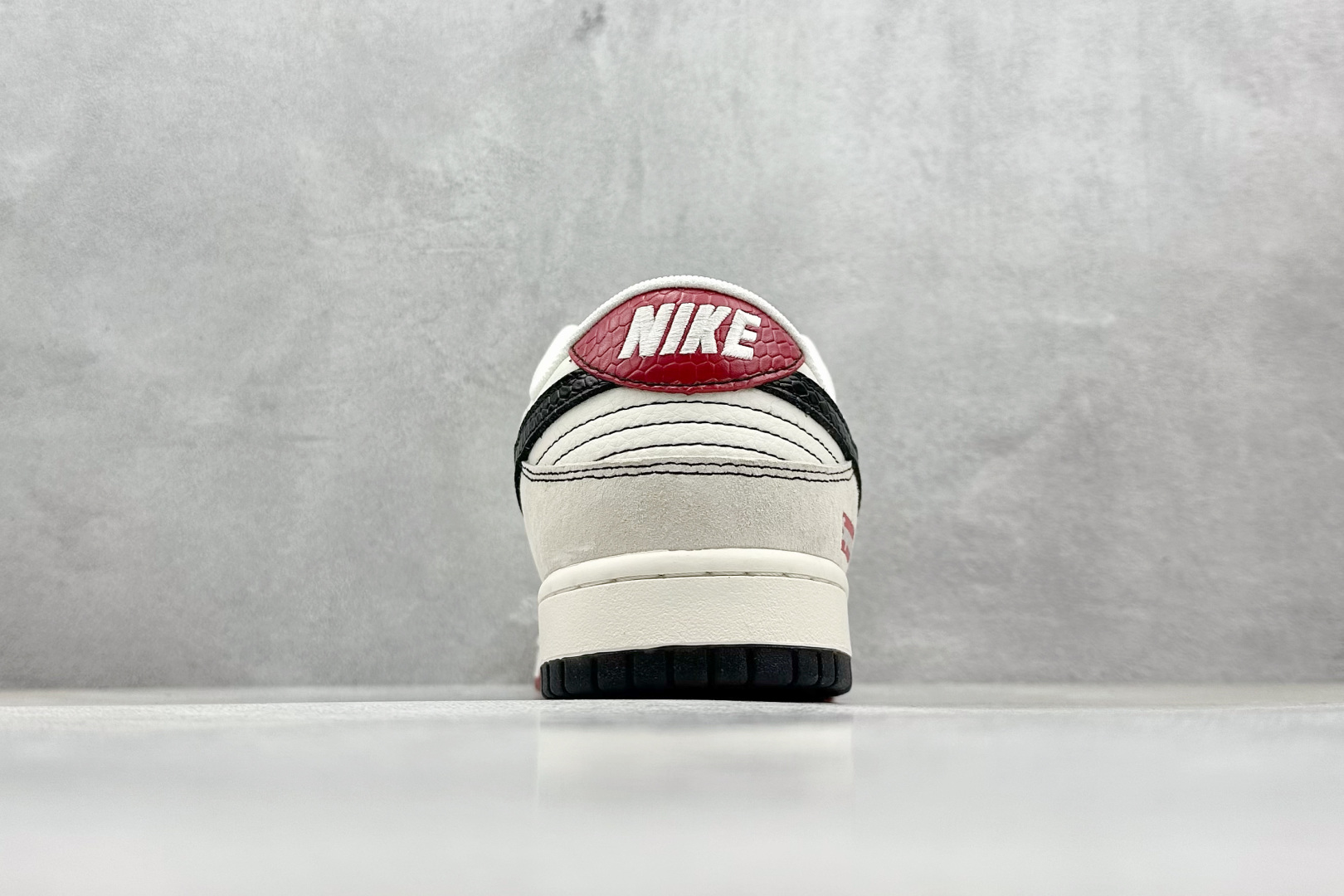 XC版 Nike SB Dunk Low“ Supreme联名蛇年限定——双拼蛇纹黑勾”低帮休闲板鞋 HH7518-030