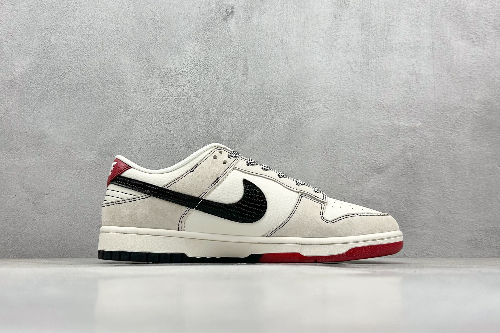 XC版 Nike SB Dunk Low“ Supreme联名蛇年限定——双拼蛇纹黑勾”低帮休闲板鞋 HH7518-030