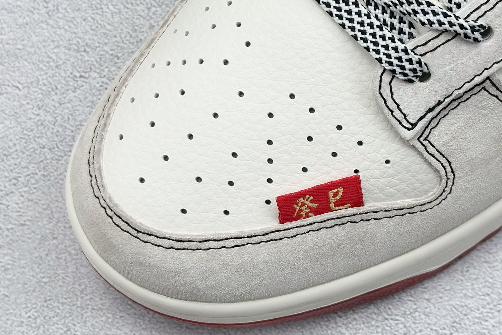 XC版 Nike SB Dunk Low“ Supreme联名蛇年限定——双拼蛇纹黑勾”低帮休闲板鞋 HH7518-030