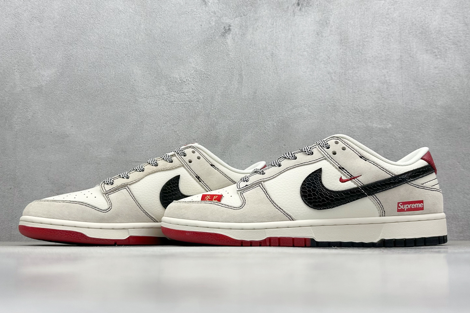 XC版 Nike SB Dunk Low“ Supreme联名蛇年限定——双拼蛇纹黑勾”低帮休闲板鞋 HH7518-030