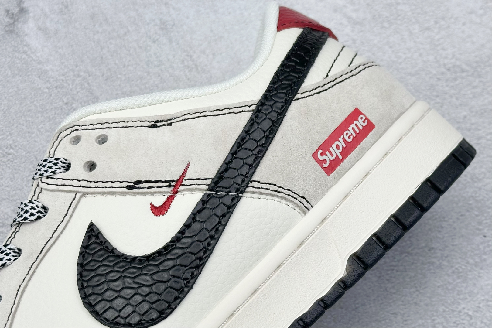 XC版 Nike SB Dunk Low“ Supreme联名蛇年限定——双拼蛇纹黑勾”低帮休闲板鞋 HH7518-030