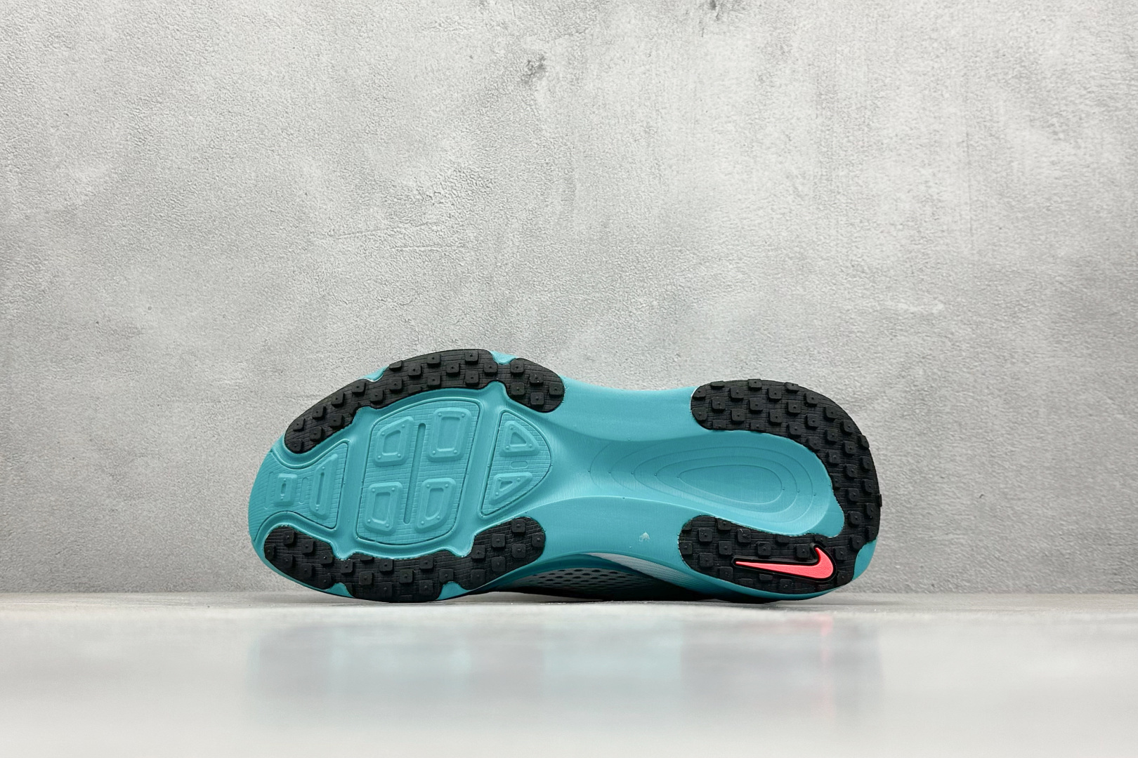 180 Nike Air Zoom Vomero 18  HM6804-688